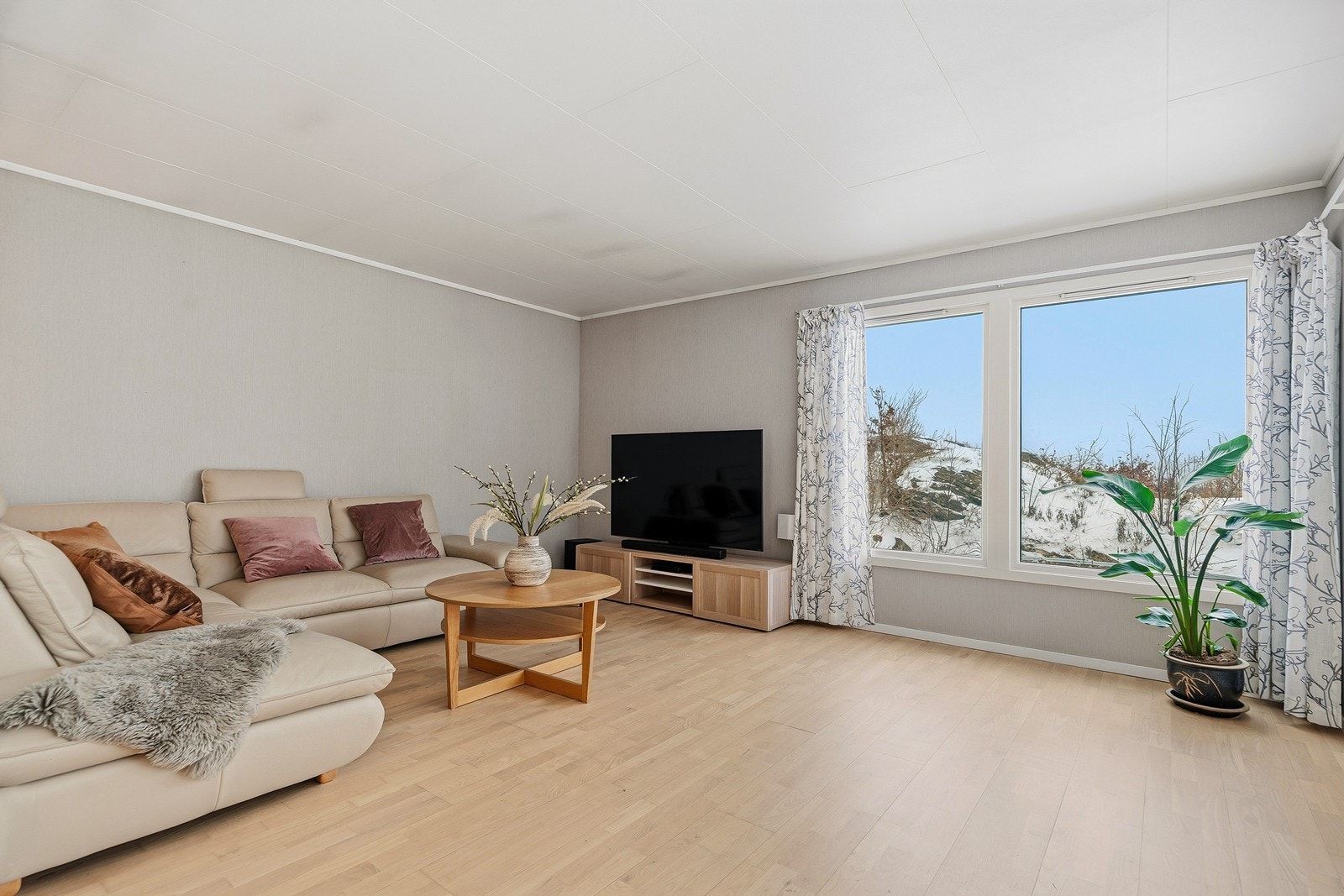 De store vindusflatene slipper inn rikelig med lys og skaper en god atmsofære i rommet Galleribilde