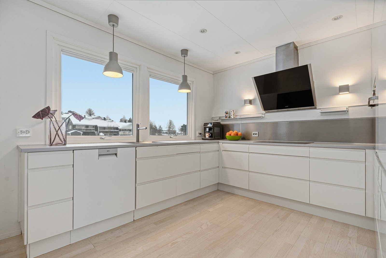 Kjøkkenet består av integrerte hvitevarer, vask og platetopp Galleribilde