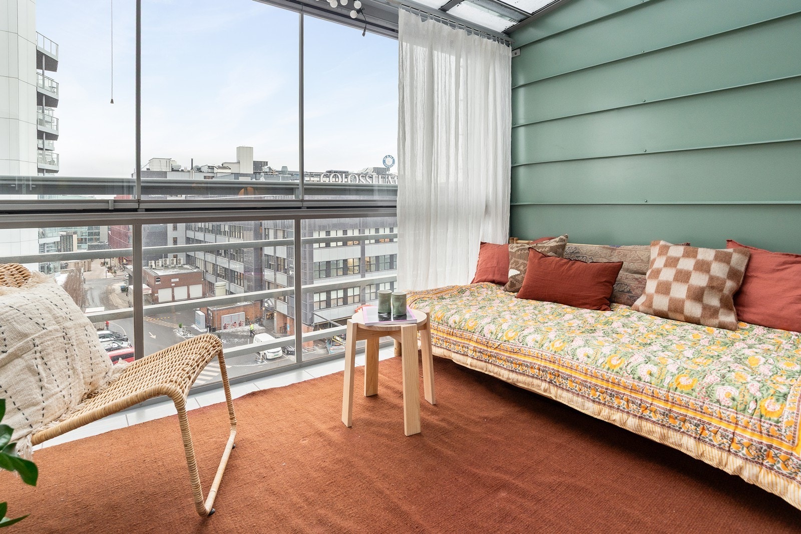 Innglasset balkong på 9kvm med mulighet til åpne opp - vendt mot sydvest og med svært gode solforhold Galleribilde