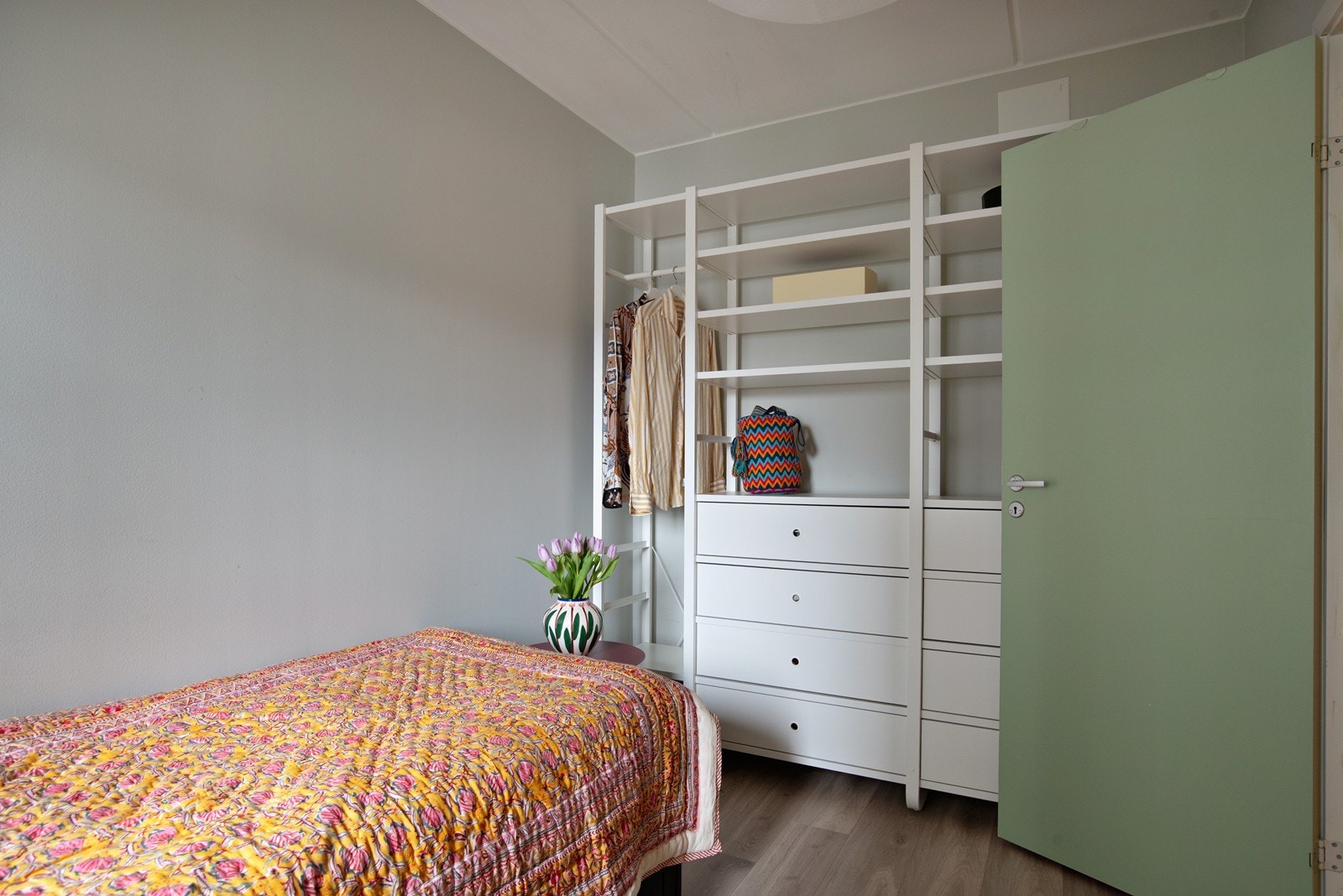 God plass til stort garderobeskap Galleribilde