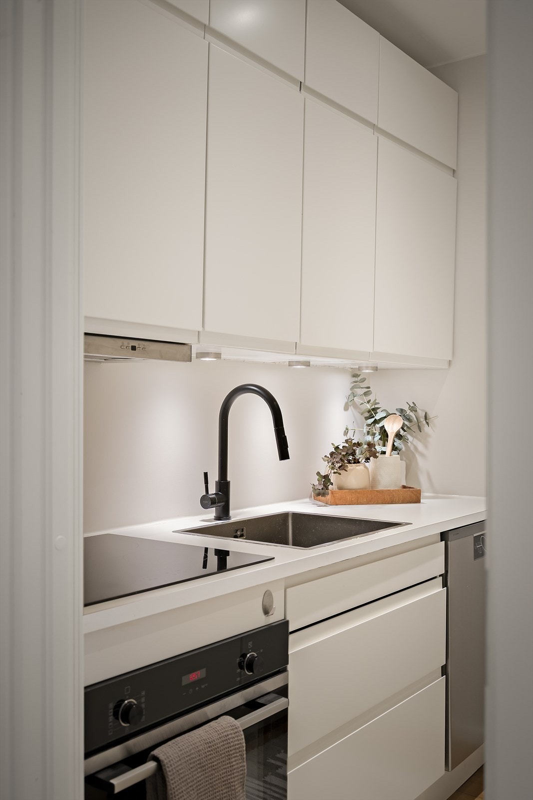 Kjøkkenet har integrerte hvitevarer Galleribilde