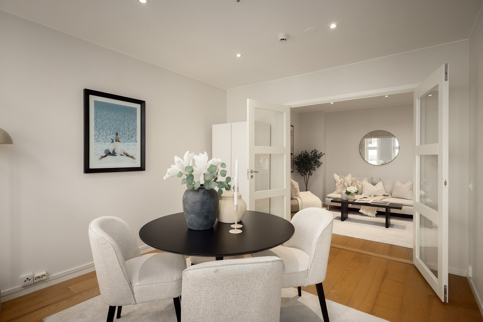 Doble glassdører deler av rommet, samtidig som det kan holdes åpent og luftig Galleribilde