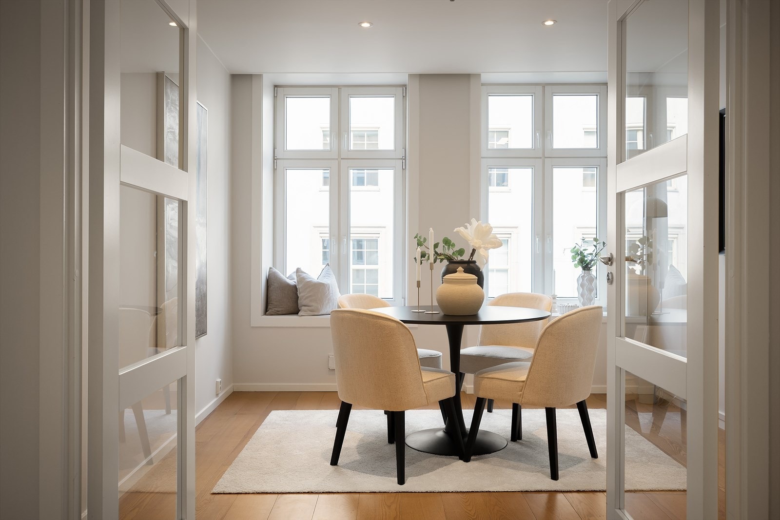 Store vindusflater sørger for godt naturlig lysinnslipp Galleribilde