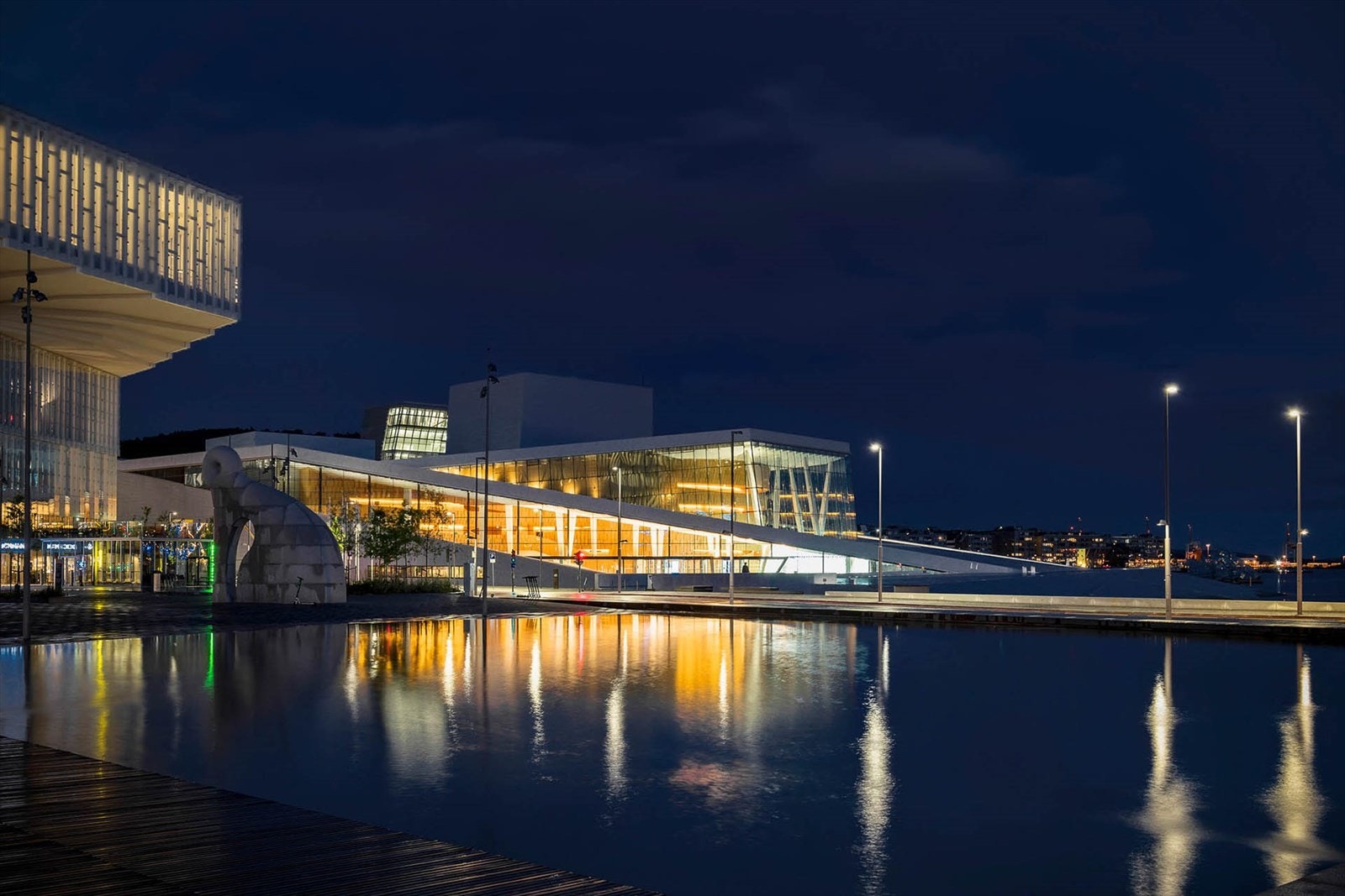 Utforsk Oslobukta med sitt varierte utvalg av restauranter, Operaen, MUNCH-museet, gode bademuligheter og spennende arkitektur Galleribilde