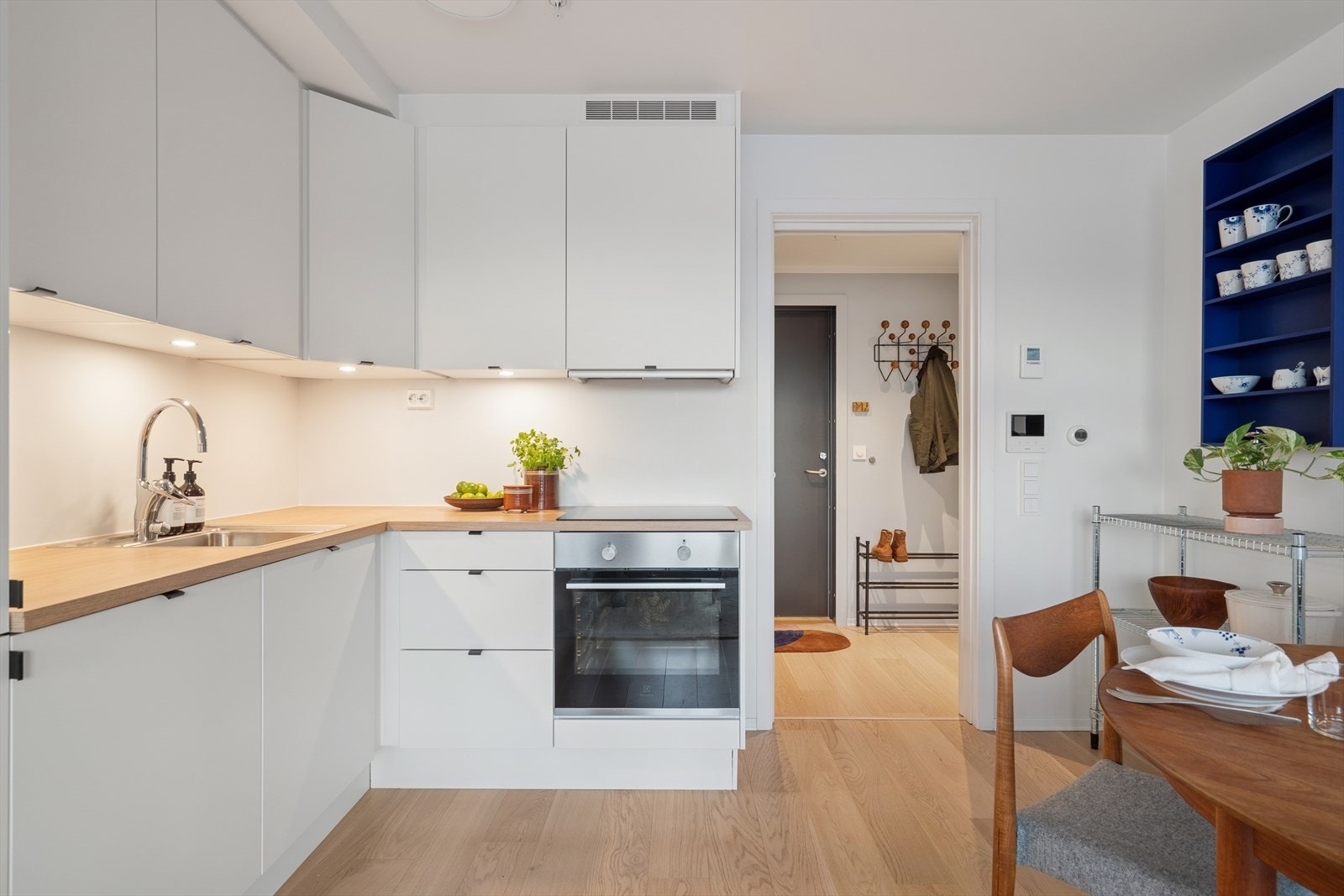 Kjøkkenet er tidsløst og pent. Galleribilde