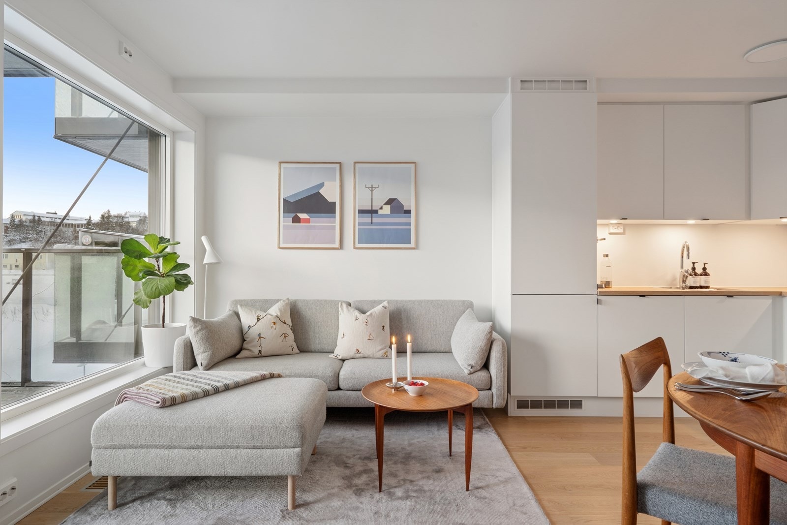 Leiligheten inkluderer åpen stue- og kjøkkenløsning, et bad/vaskerom og ett soverom. Galleribilde