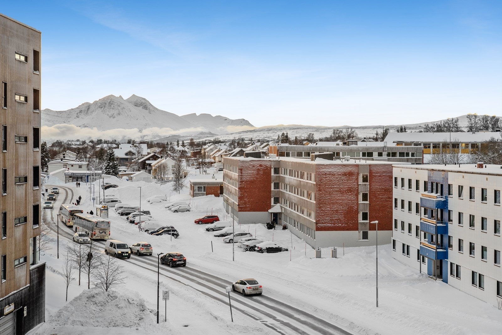 Leiligheten har en sentral beliggenhet på sørsiden av Tromsøya. Nærområdet gir tilgjengelighet til en rekke fasiliteter og servicetilbud. Like ved finnes flere dagligvarer og gode bussforbindelser. Galleribilde