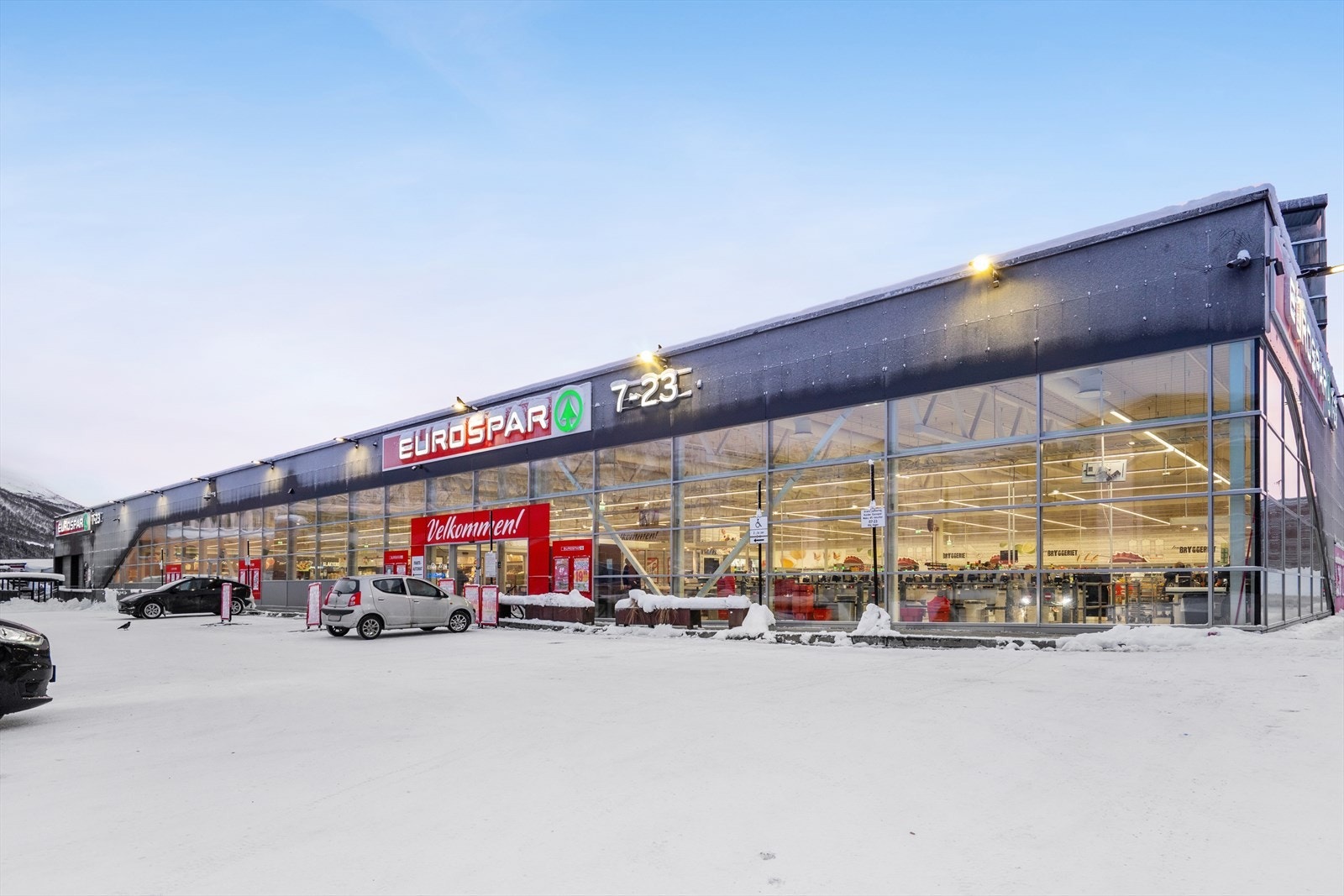 I umiddelbar nærhet finnes Apotek 1 og dagligvarebutikker som Eurospar og Rema1000. Galleribilde