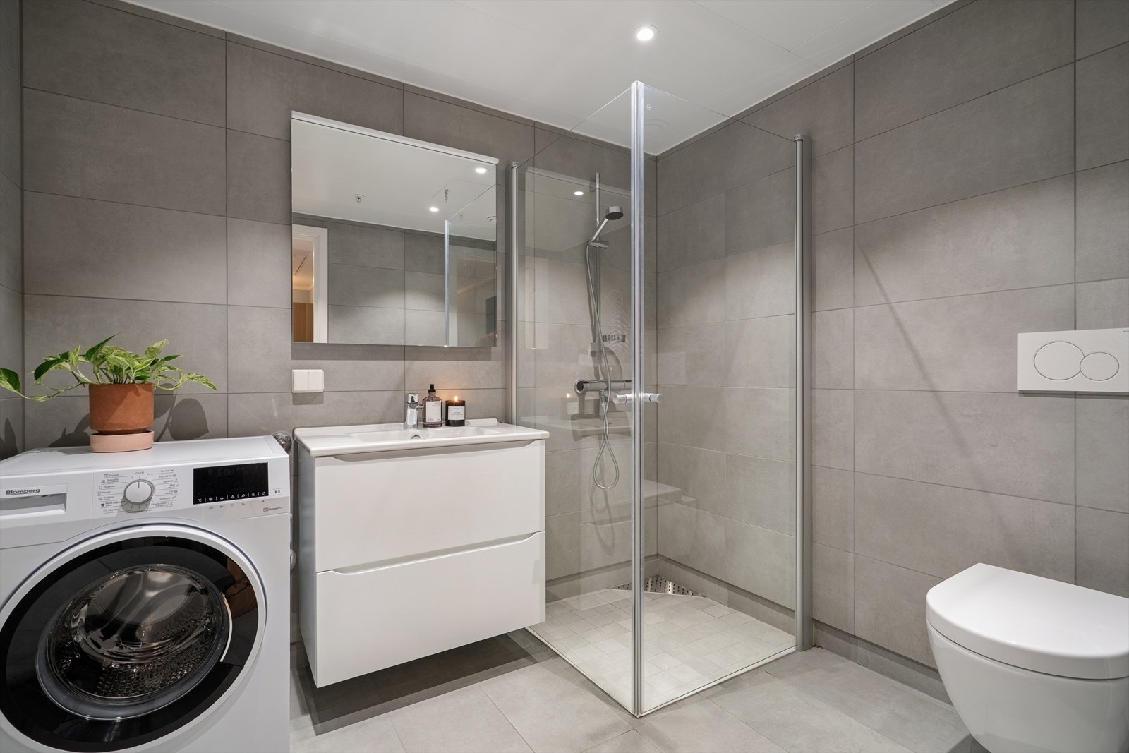 Badet er helfliset med fliser på gulv og vegger. Galleribilde