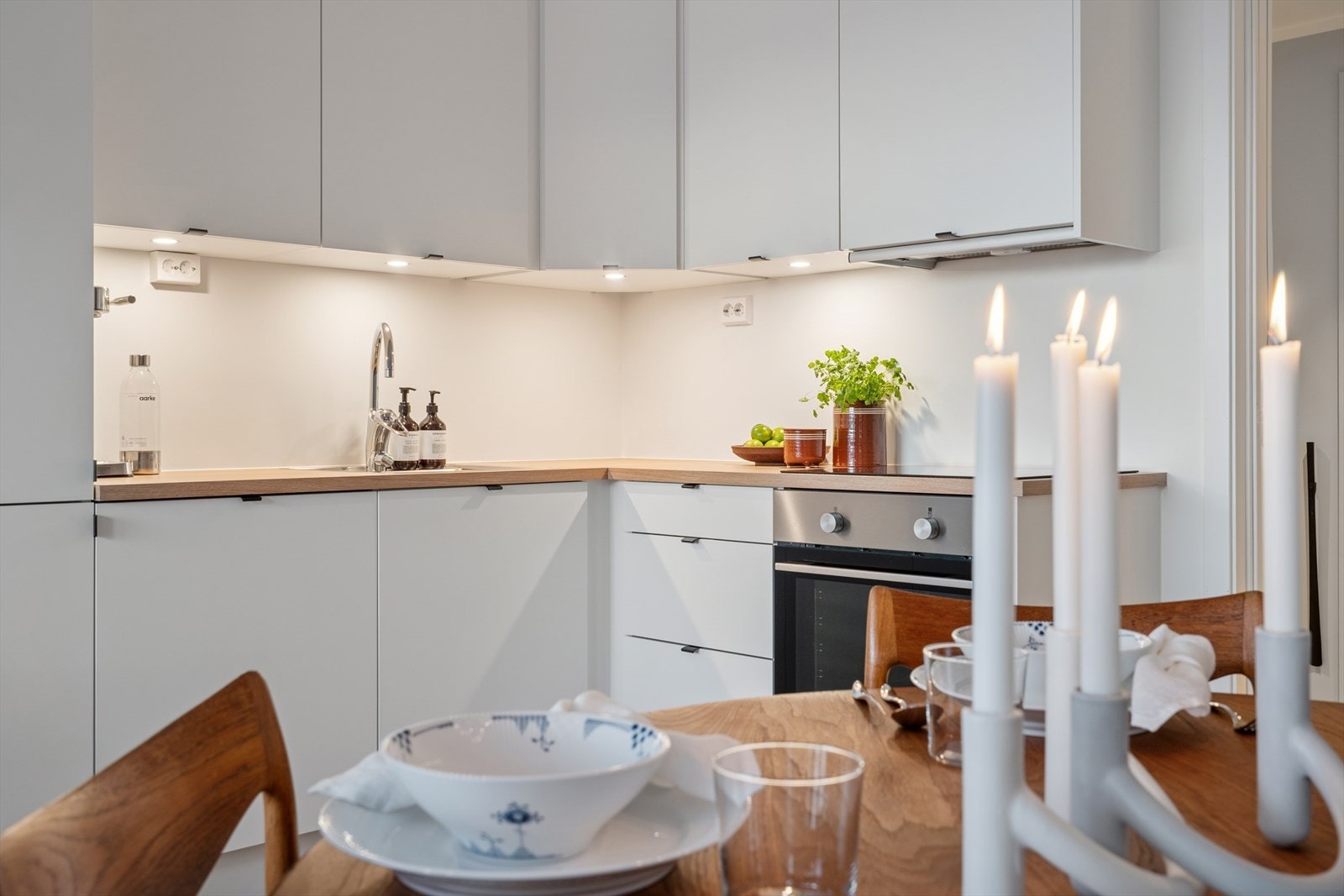 Innredningen har både over- og underskap med belysning under overskapene. Galleribilde