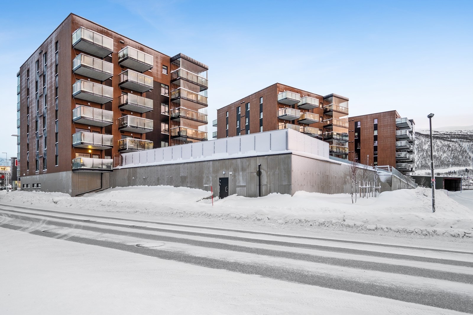 Strandvegen 110A ligger fint til i det relativt nylig oppførte boligprosjektet Sjøkanten park. Galleribilde