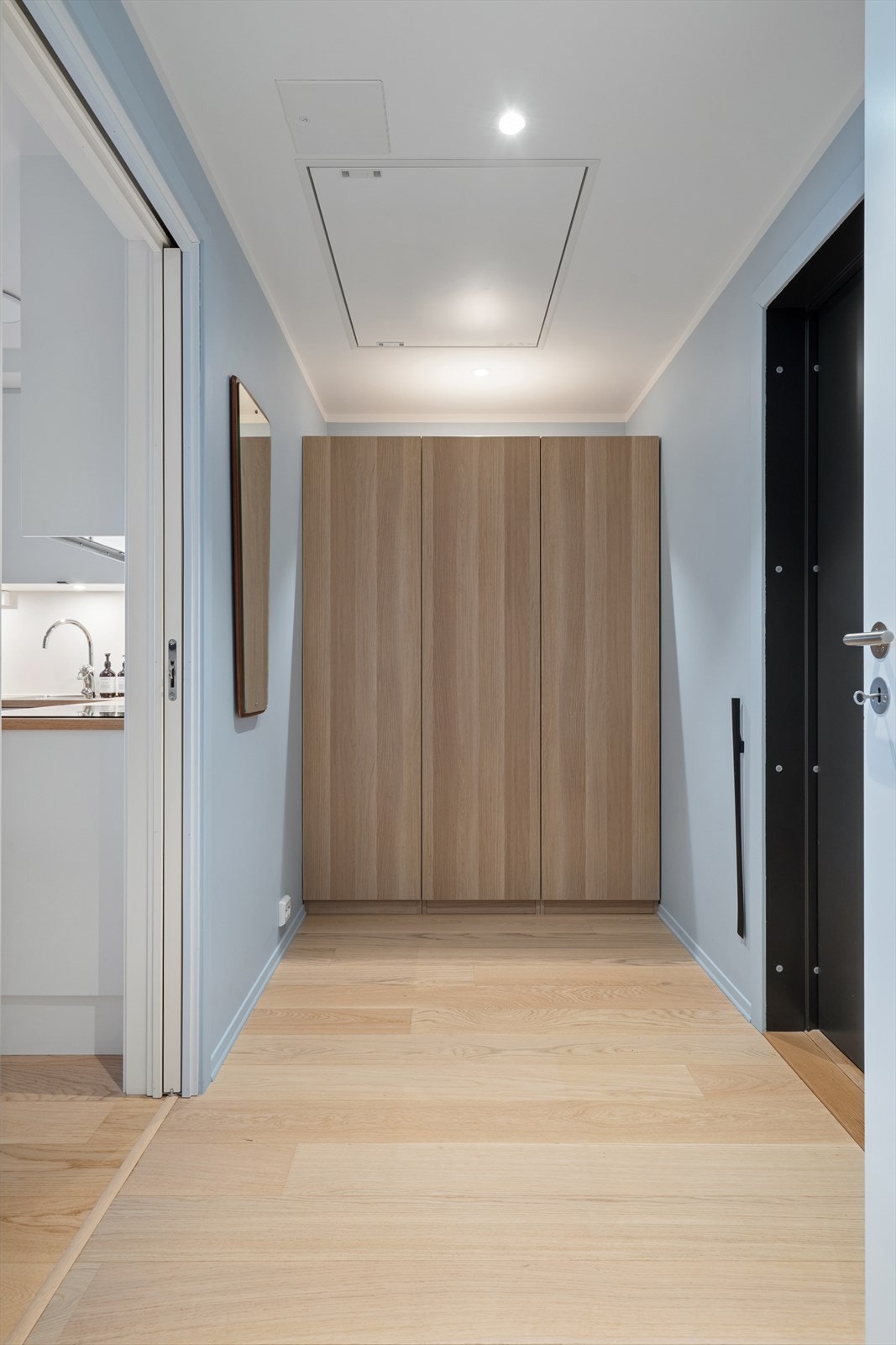 Romslig entre med gode oppbevaringsmuligheter. Galleribilde