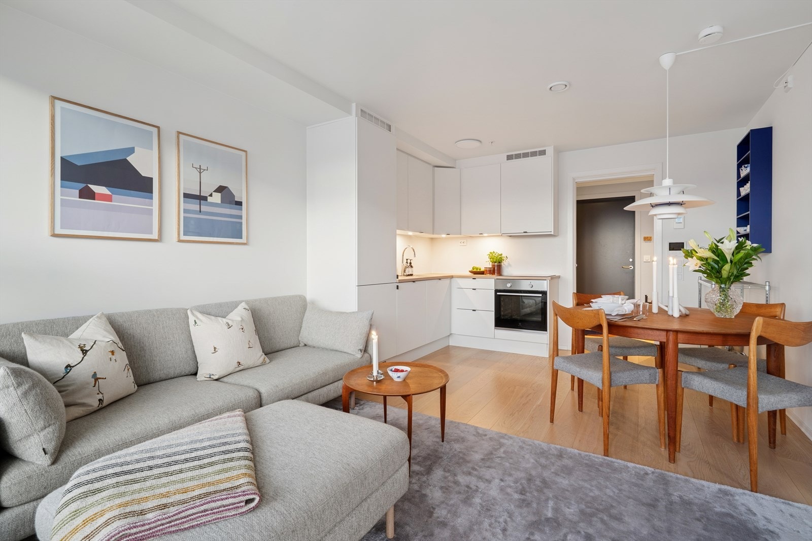 Stuen har plass til sofa med tilhørende møblement og spisegruppe. Galleribilde