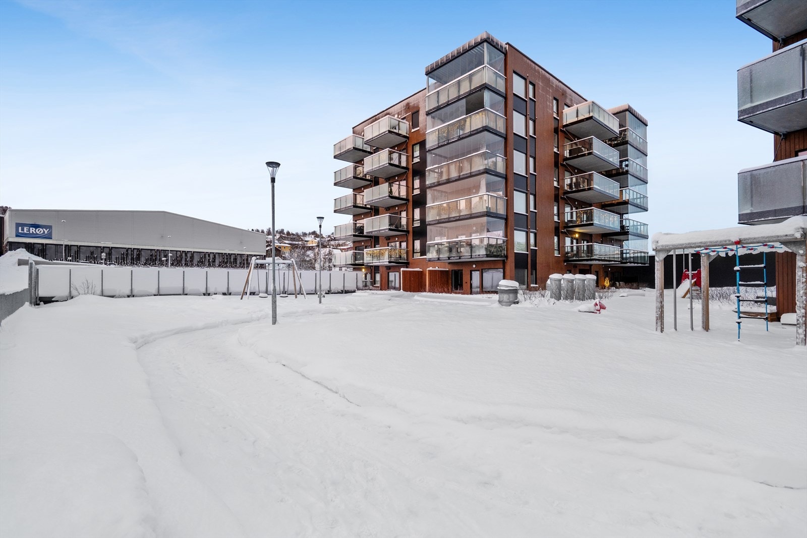 Pen opparbeidet felles tomt for sameiet. Leiligheten ligger gunstig til med nærhet til fine turområder, hvor man bl.a. kan følge sjøstien som går rundt sydspissen via den populære Telegrafbukta. Galleribilde