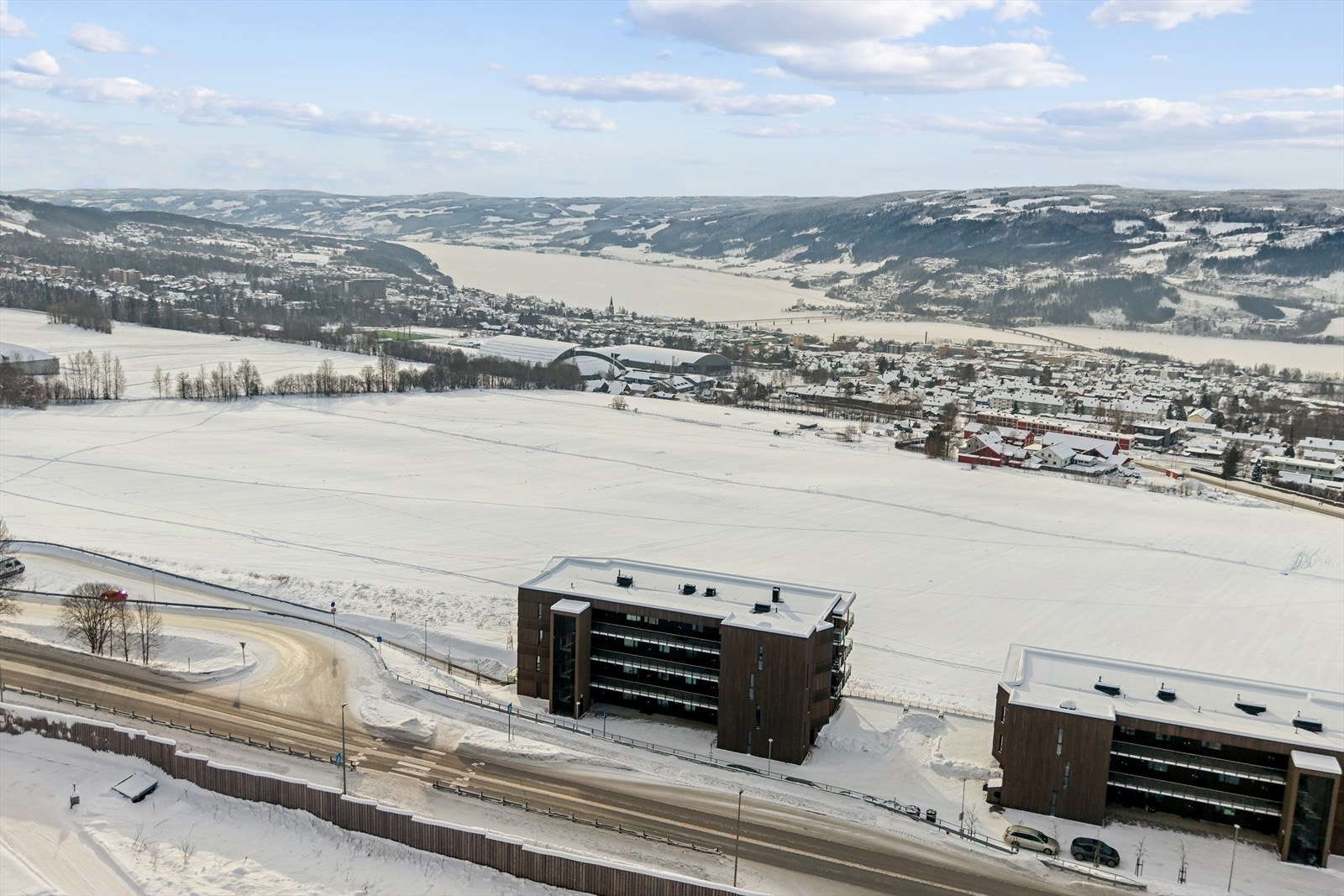 Området har nydelig utsikt over jordbruksområder og Mjøsa og fremstår som attraktivt, med en god miks av ulike aldersgrupper. Galleribilde