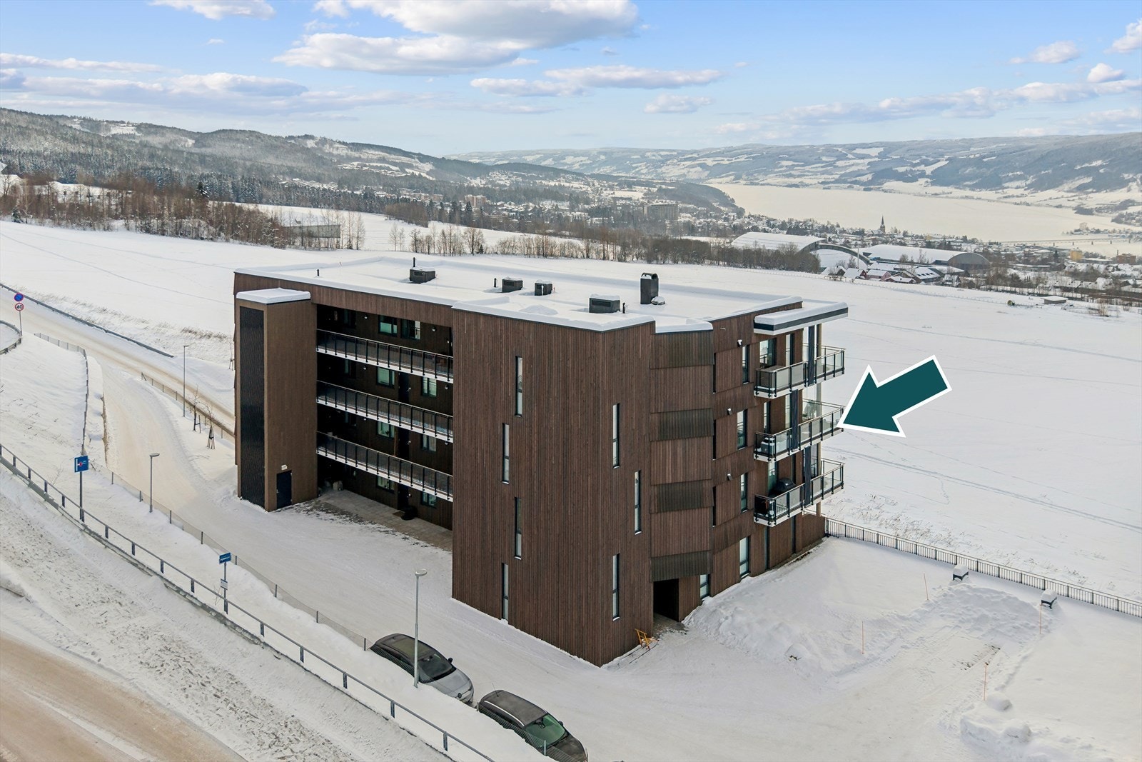 God intern plassering på ende i byggets 3. etasje med veranda på to sider. Galleribilde