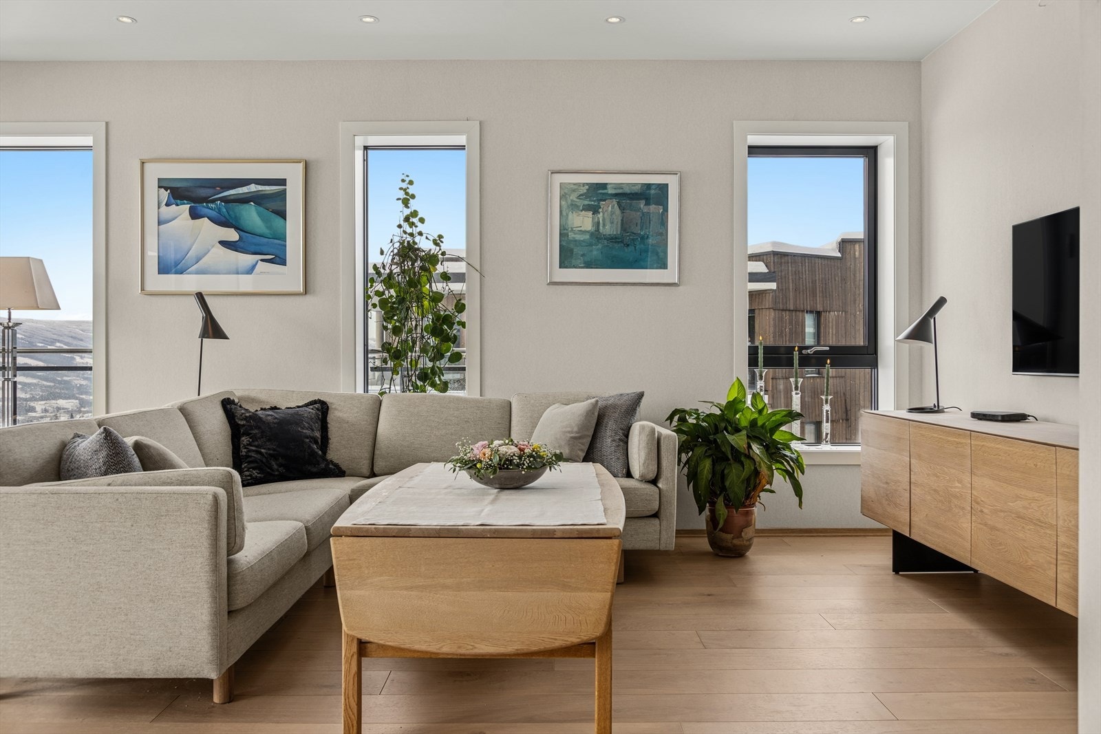 Vegg mellom soverom og stue er flyttet slik at soverommet er blitt noe større. Dette er utført i byggeperioden ved oppføring av leilighetene. Galleribilde