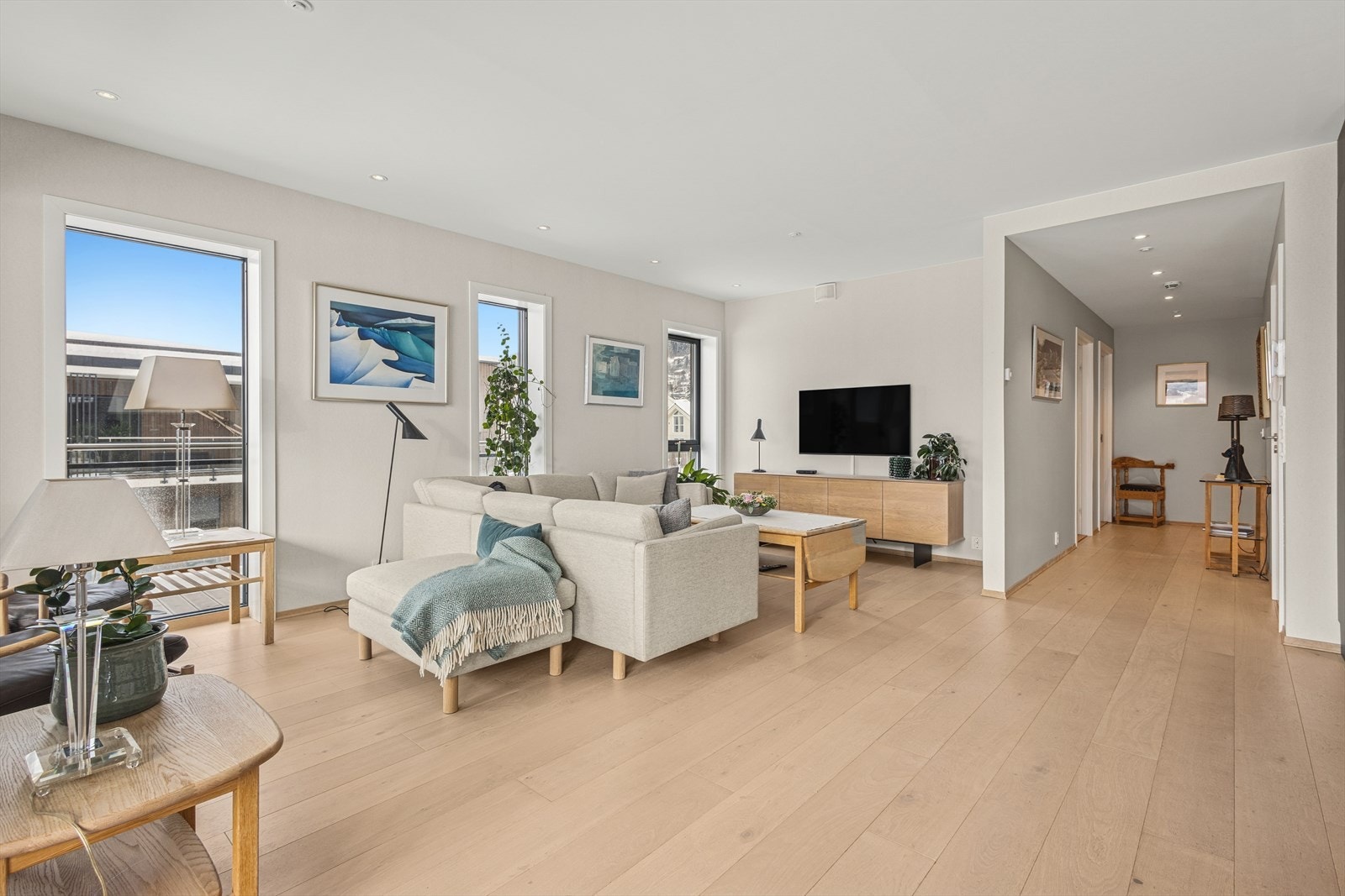 Det er montert solskjerming på samtlige vinduer - gjort som tilvalg ved kjøp av bolig. Galleribilde