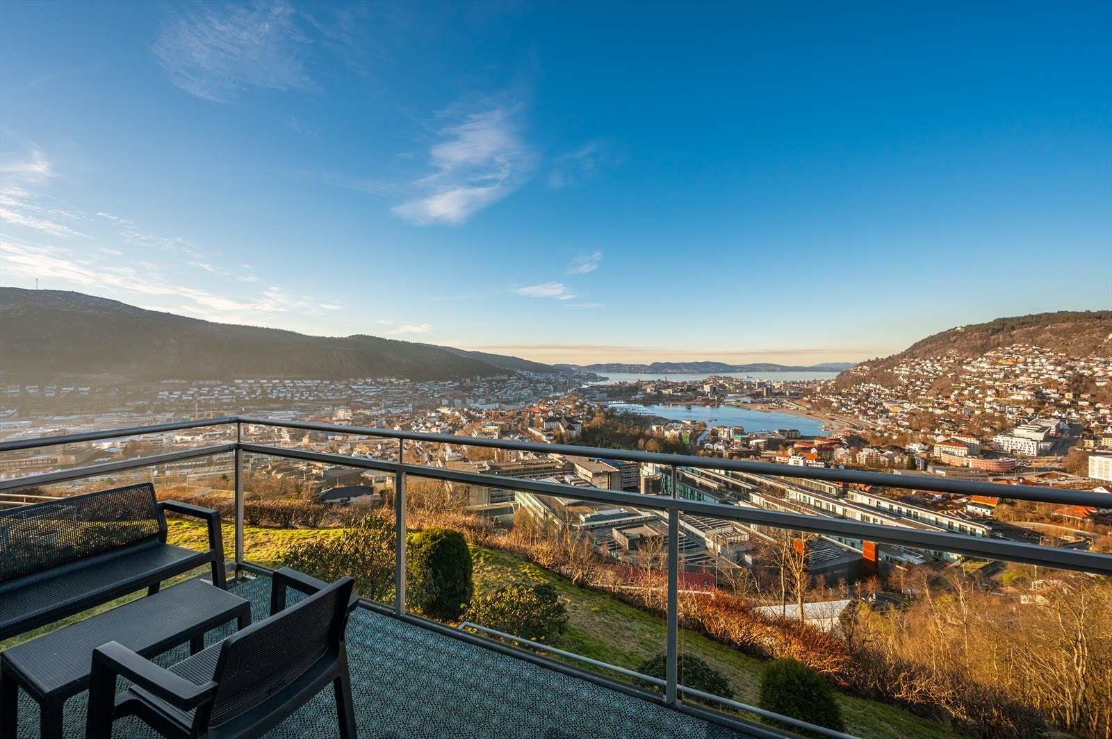 - En flott selveierleilighet med upåklakelige utsiktsforhold beliggende i populære Montana Terrasse. Alder 50+ - Galleribilde