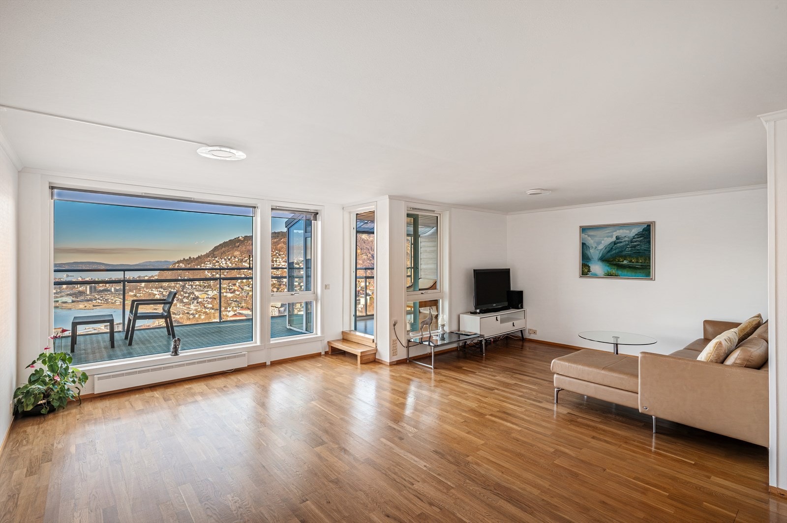 - Stuen strekker seg utover et areal på 34,9 m², og kan enkelt innredes i naturlige soner - Galleribilde