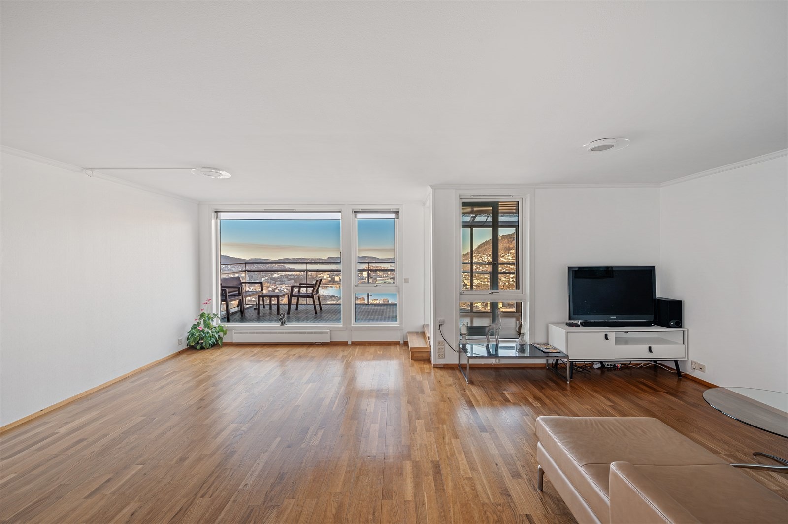 - Leiligheten ligger fint til i byggets 3. etasje og inneholder entré, gang, stue, kjøkken, soverom, bad/vaskerom og bod - Galleribilde