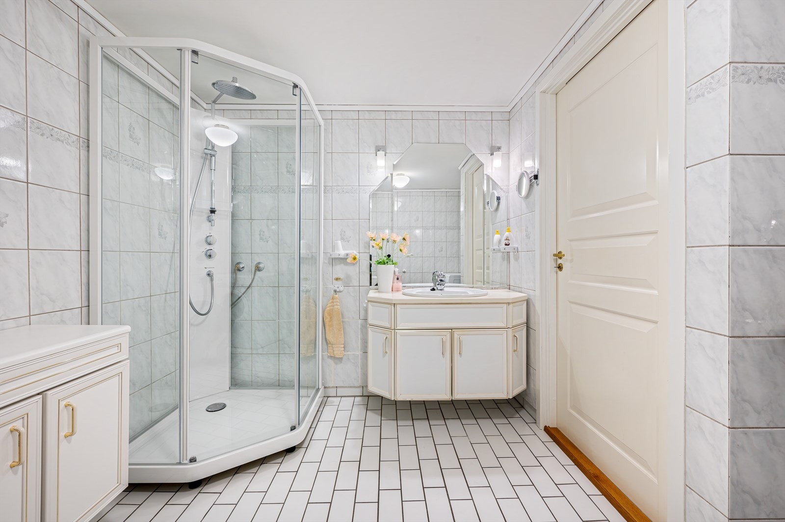 - Det er god plass til hverdagslige ting i servantskap og tilhørende skap - Galleribilde