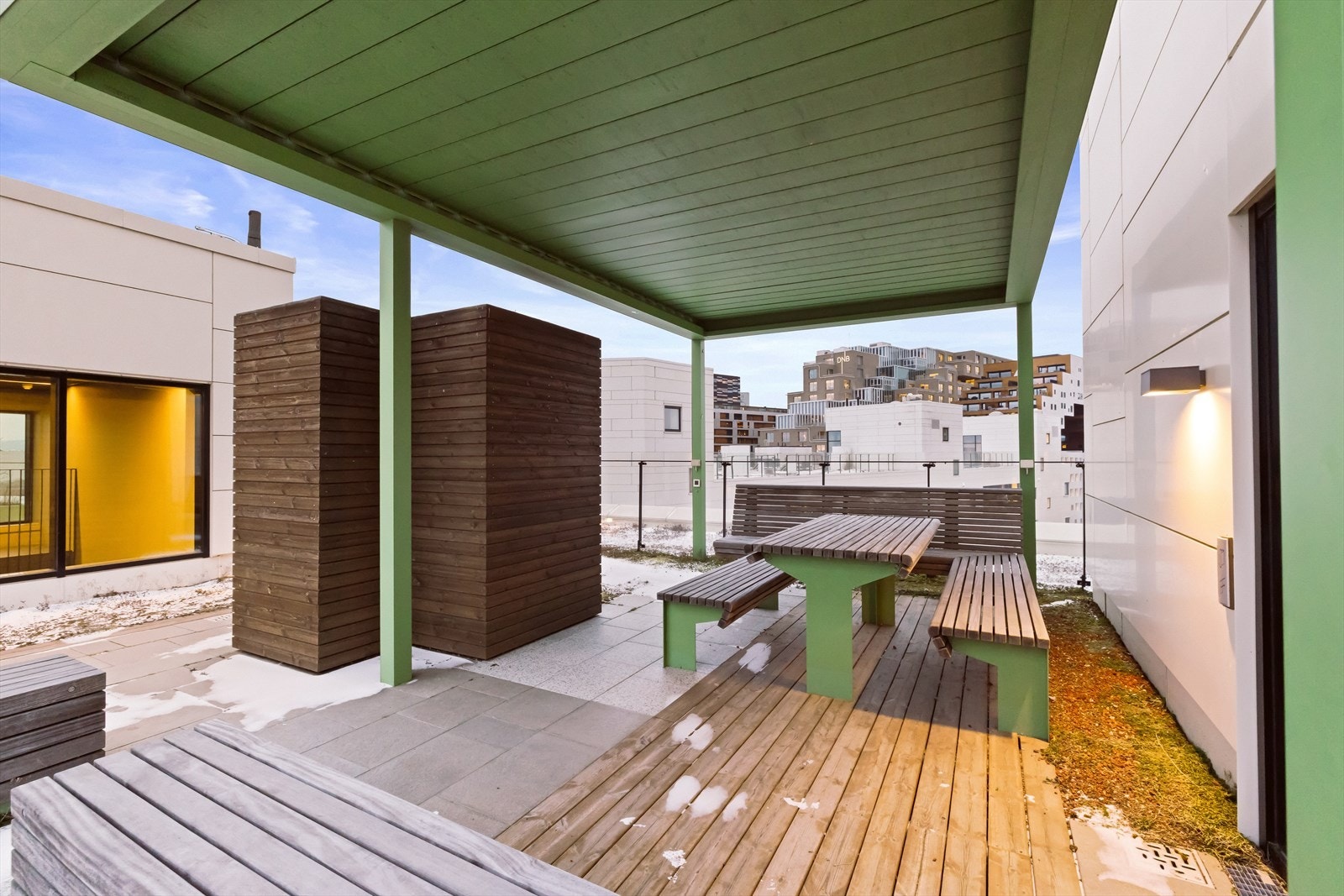 Den felles takterrassen har flere hyggelige soner med sittegrupper. Galleribilde