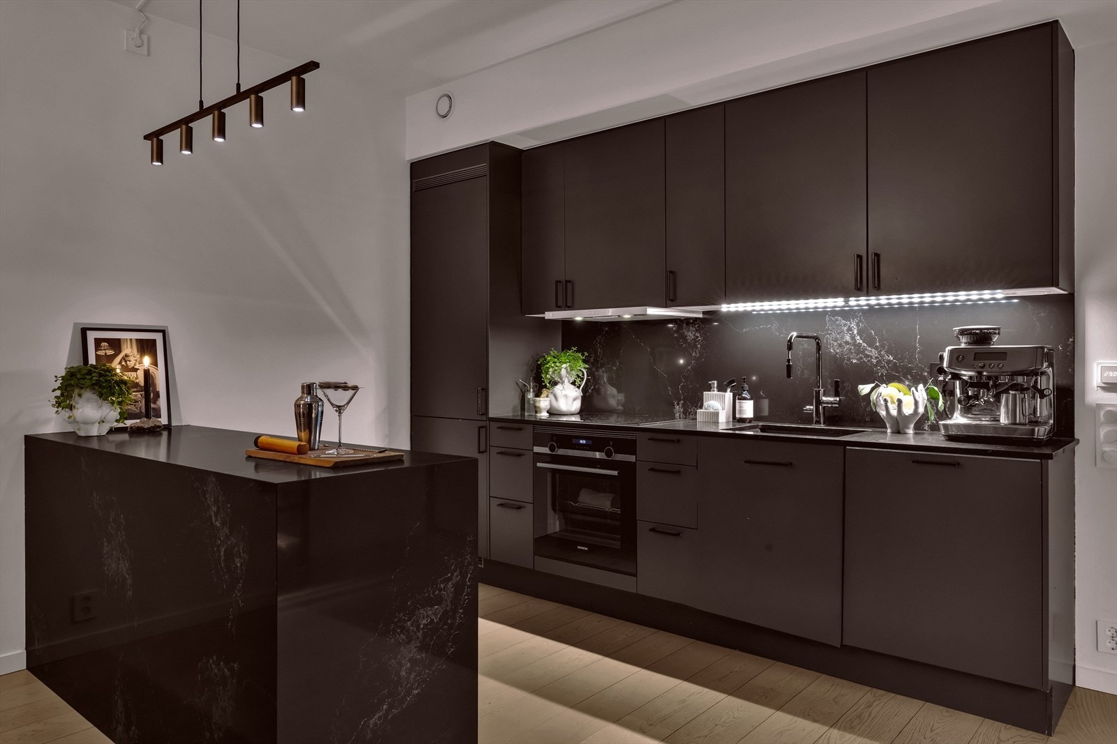 Innredningen består av glatte fronter og nydelig benkeplate i stein. Galleribilde