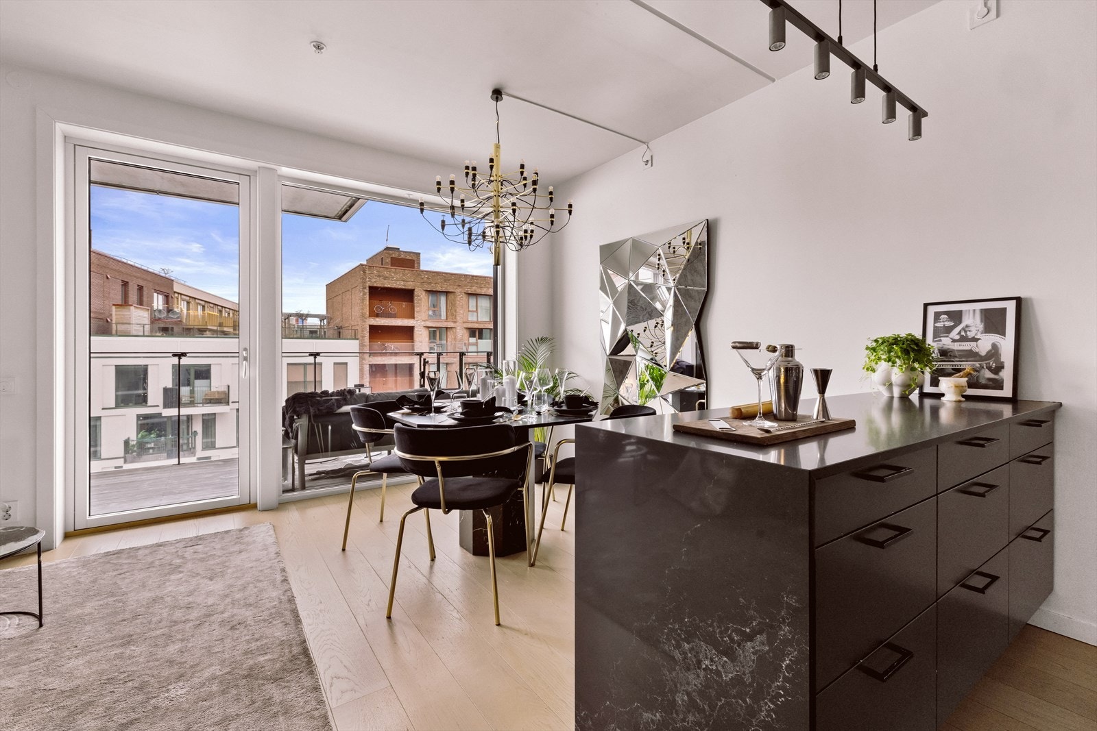 De store vindusflatene slipper inn i rikelig med naturlig lys i rommet. Galleribilde