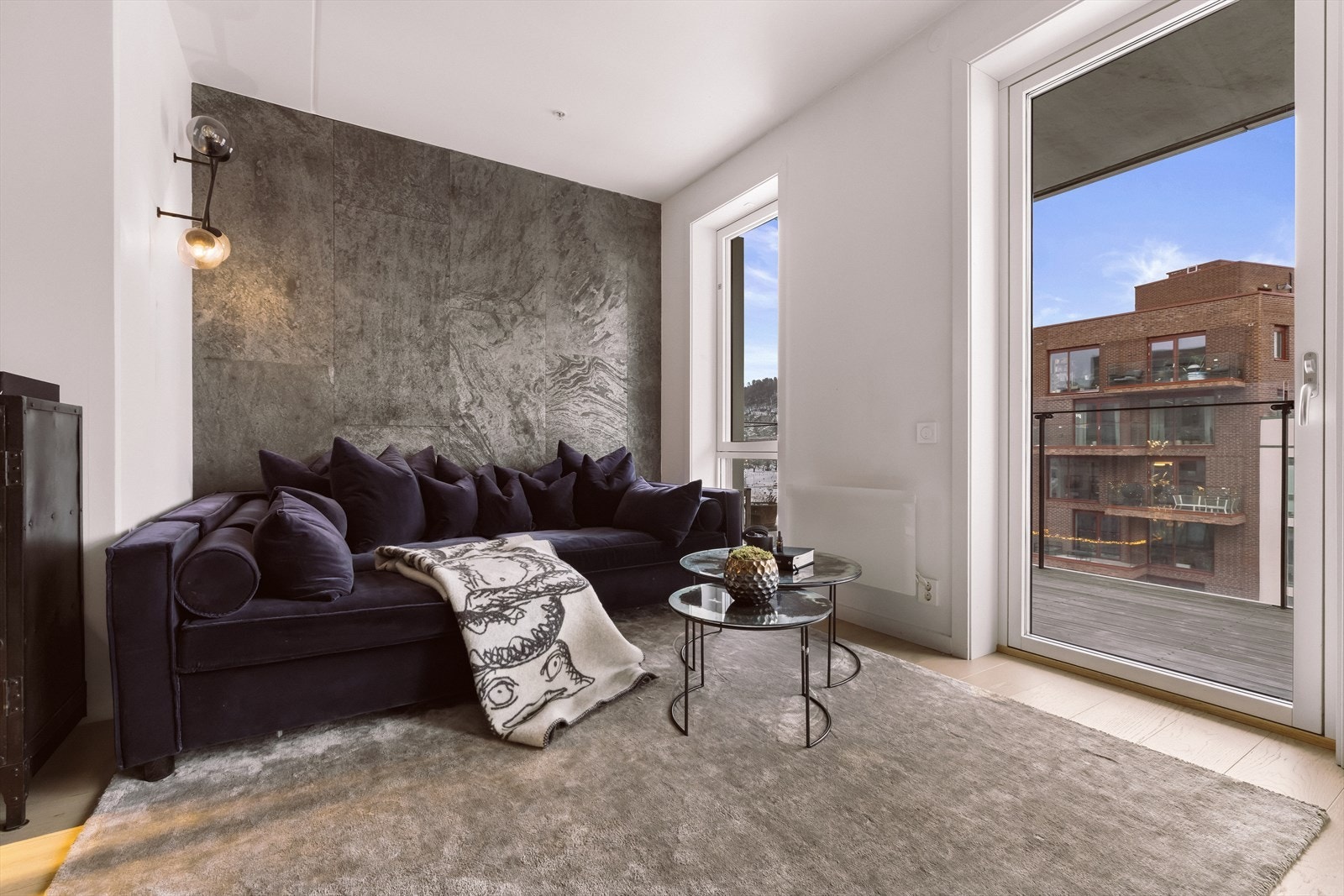 Stuen med vegg i ekte skifer stein gir plass til både sofagruppe og spisebord. Galleribilde