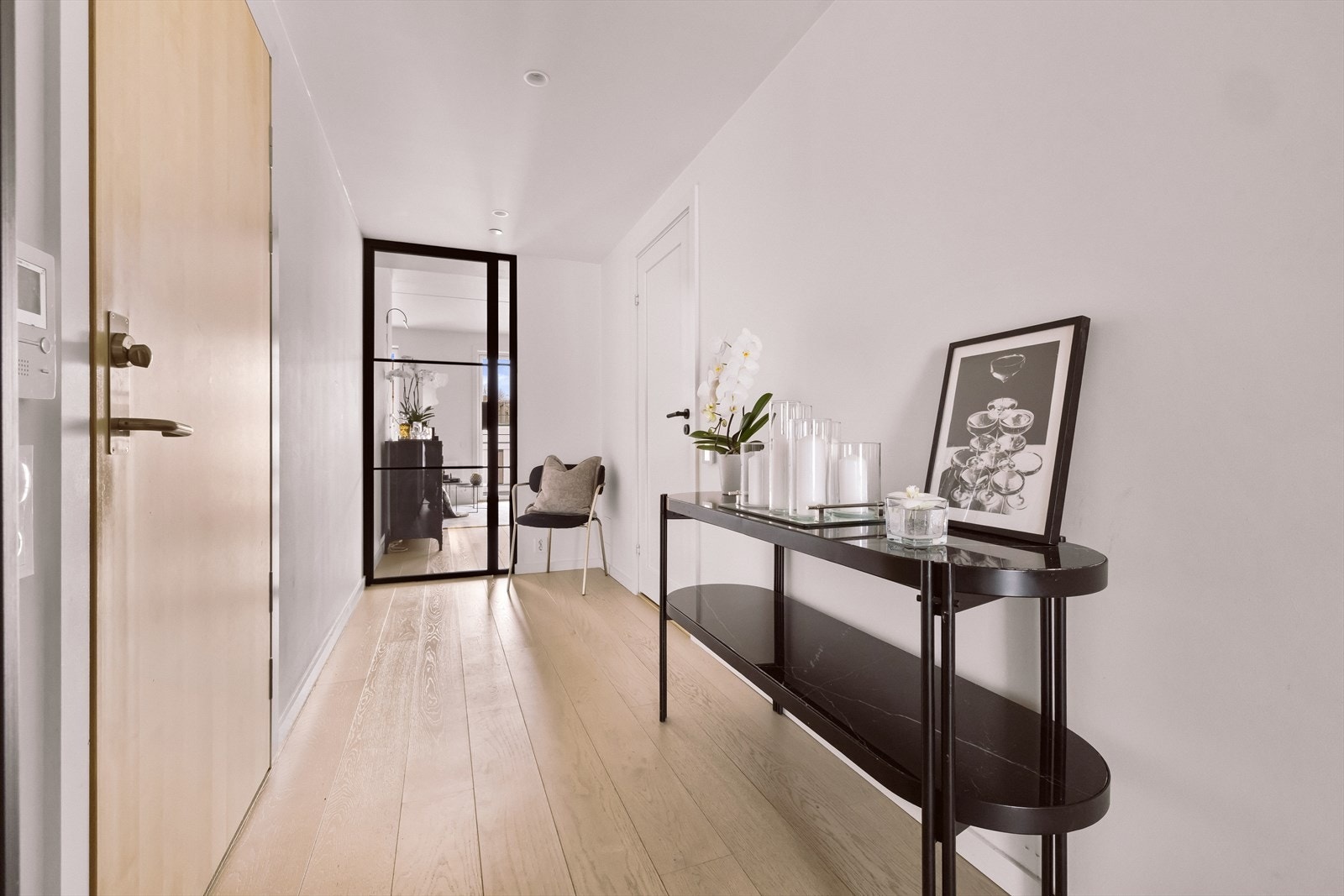 Gulvet er dekket med en lys parkett som går igjen i hele leiligheten. Legg også merke til den spesialtilpassete Smijerns døren. Galleribilde