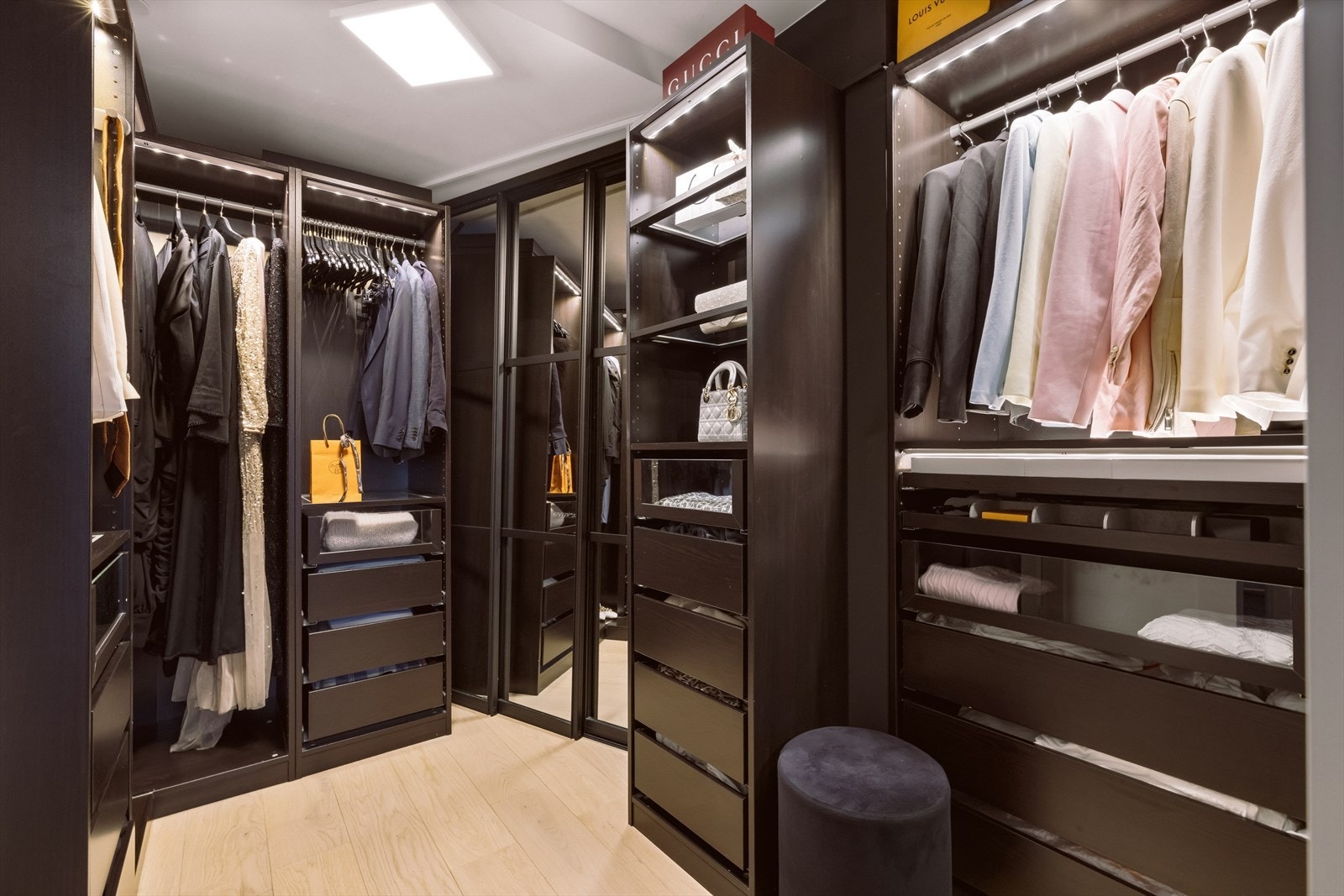 Walk-in garderobe i tilknytning til hovedsoverommet. Galleribilde