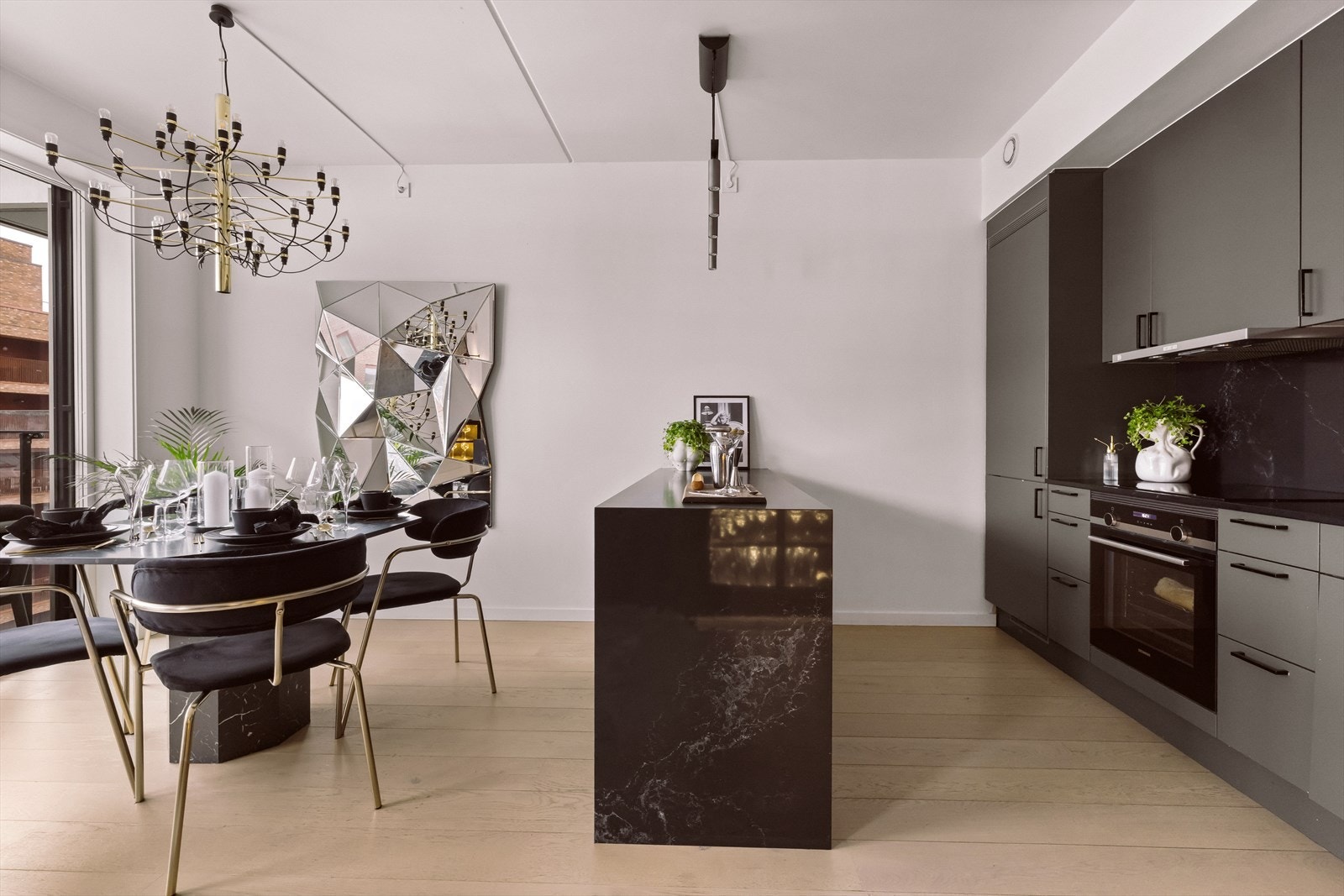 Kjøkkenøyen gir ekstra arbeids og oppbevaringsplass. Galleribilde