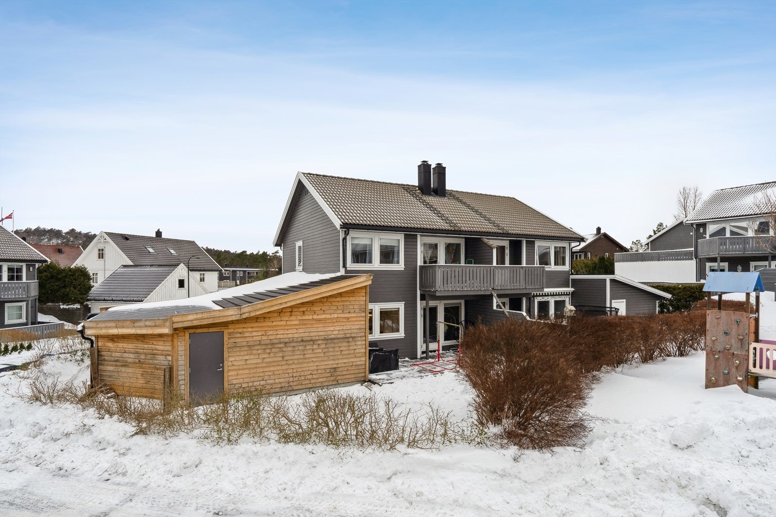 Boligen ligger i et rolig og etablert boligfelt. Her har du også flott hage og terrasse på baksiden av boligen, pent skjermet på sommerstid bak hekk. Galleribilde