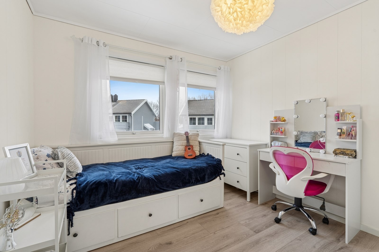 Soverom 3 med god plass til både dobbeltseng og garderobeløsning. Galleribilde