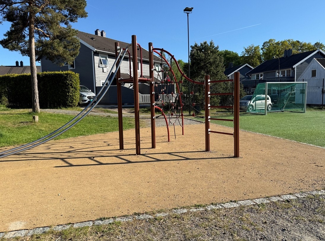 Området byr på fotballbane og lekeapparater. Galleribilde
