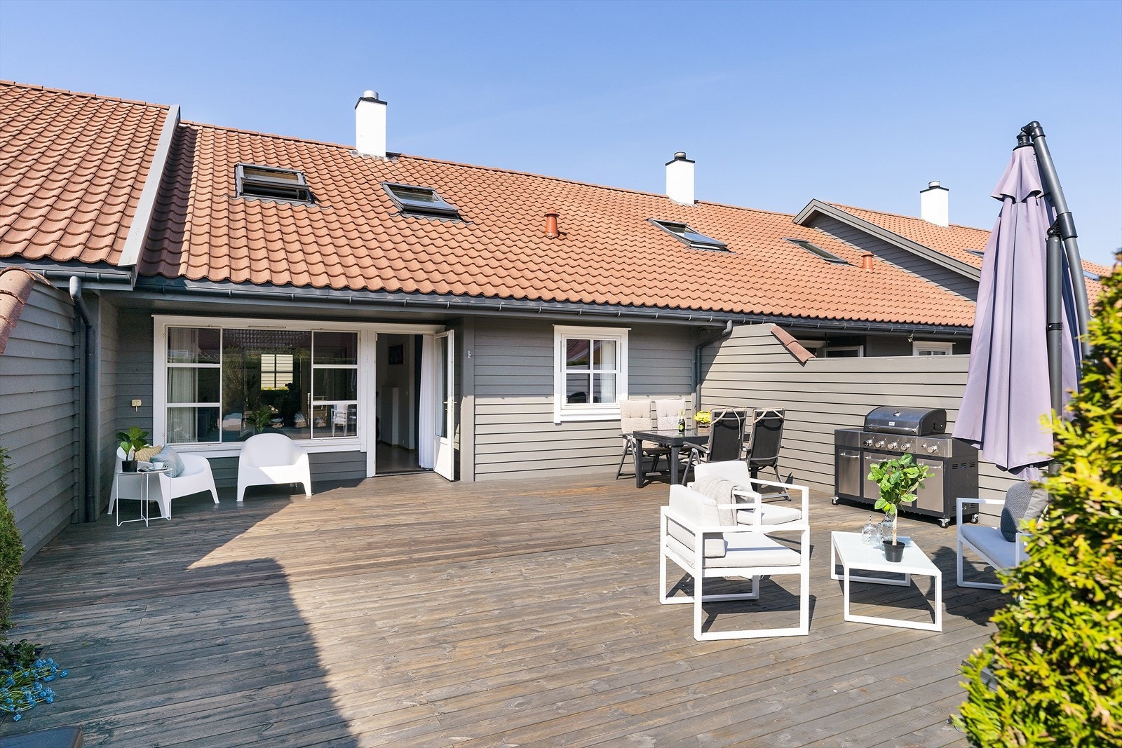 Herlig, sørvendt terrasse med utvendig vannuttak. Foto fra forrige salg Galleribilde