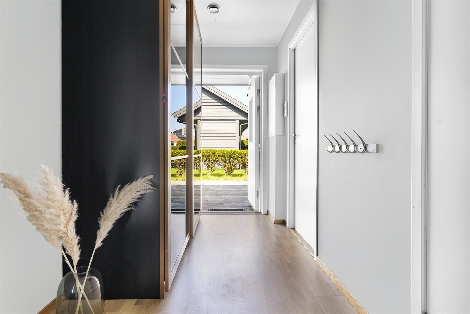 Gang med god garderobeplass Galleribilde