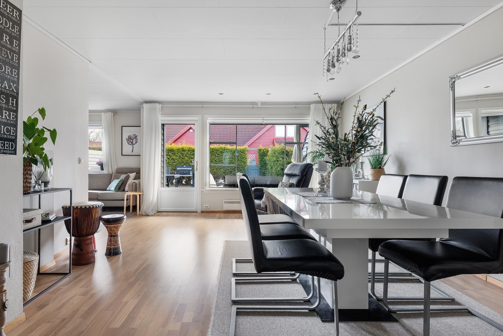 Stor vinkelstue med fine vindusflater mot terrassen. God plass til spisebord og salong Galleribilde