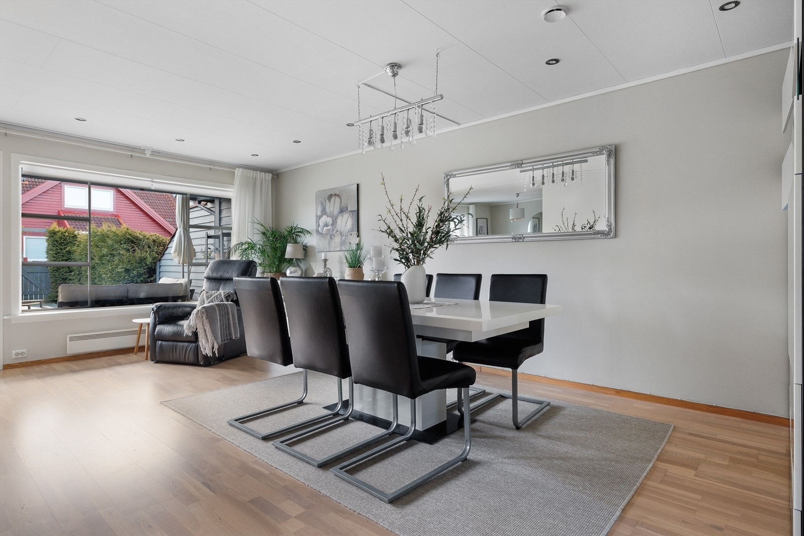 Hele 1. etasje ble malt i tak og vegger i 2024 Galleribilde