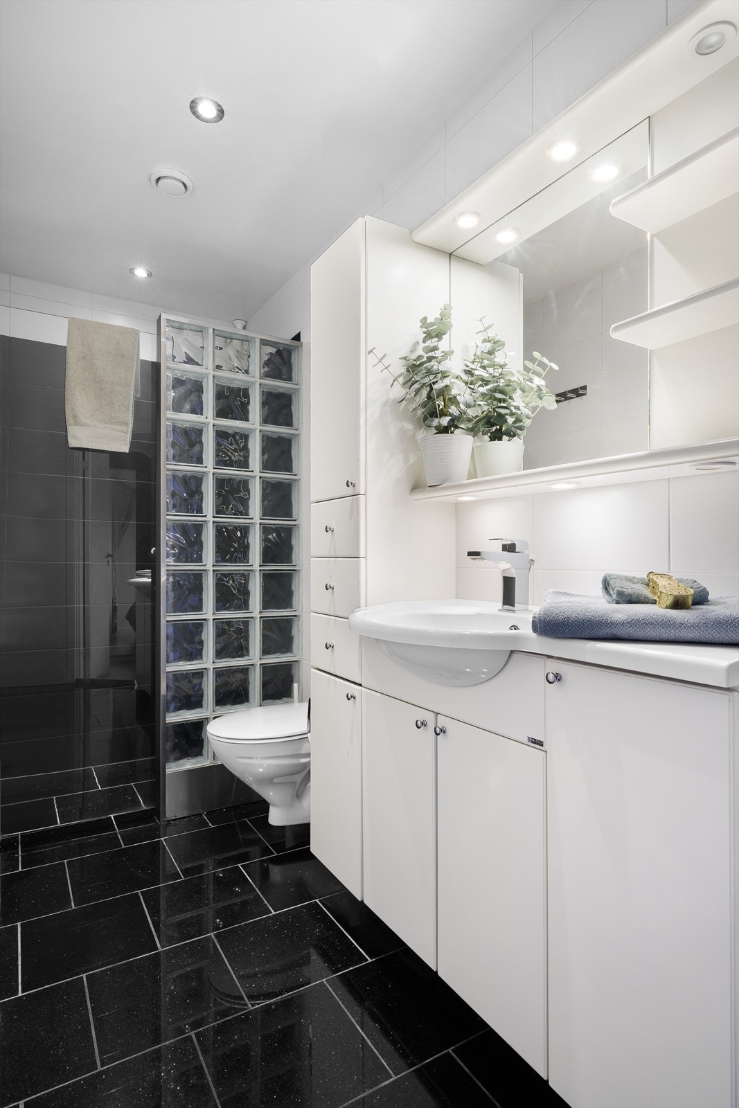 Fint bad i 2. etasje med stor dusj, wc og vask i stor seksjon Galleribilde