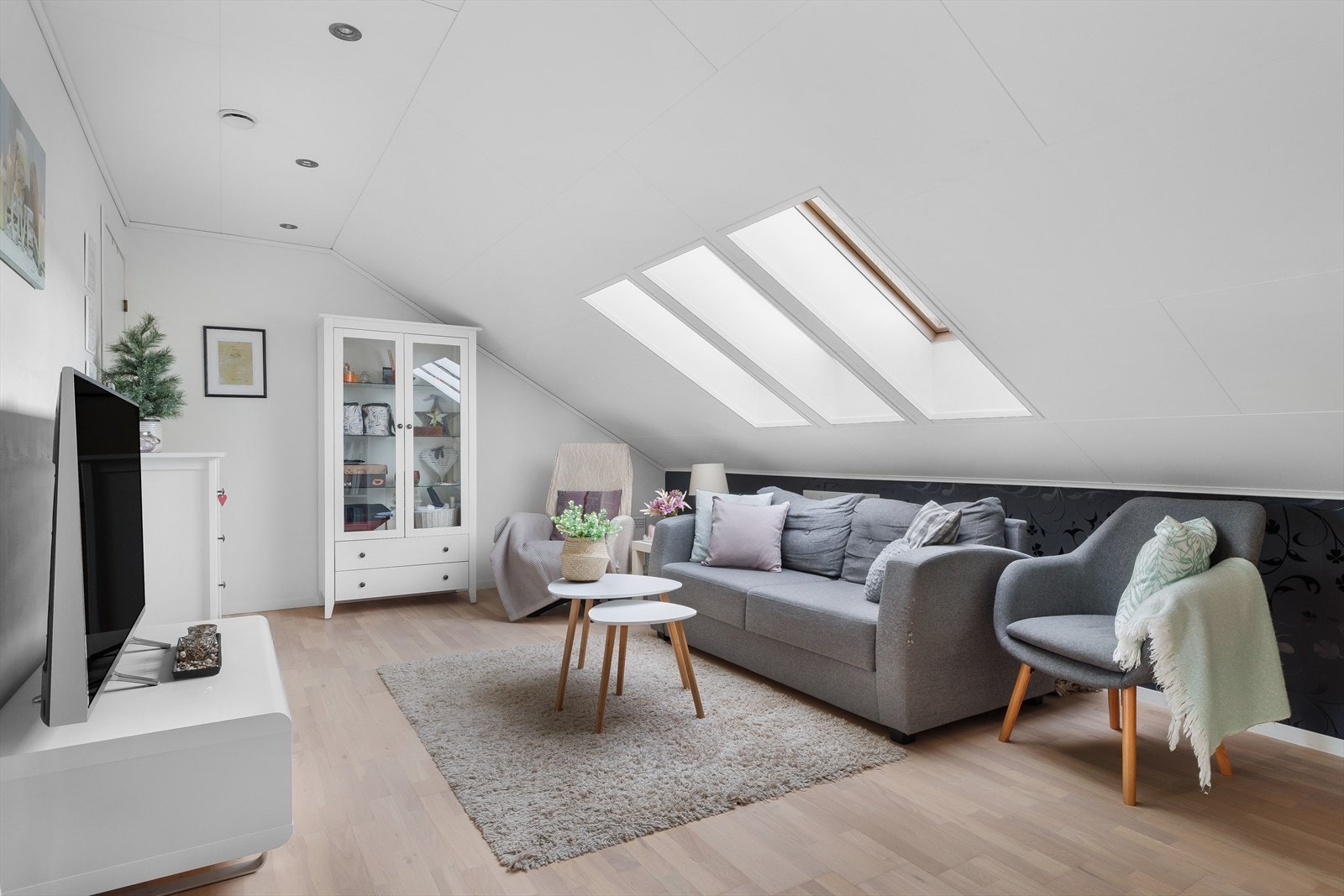 Kjekk loftstue med takvinduer som gir godt med dagslys Galleribilde