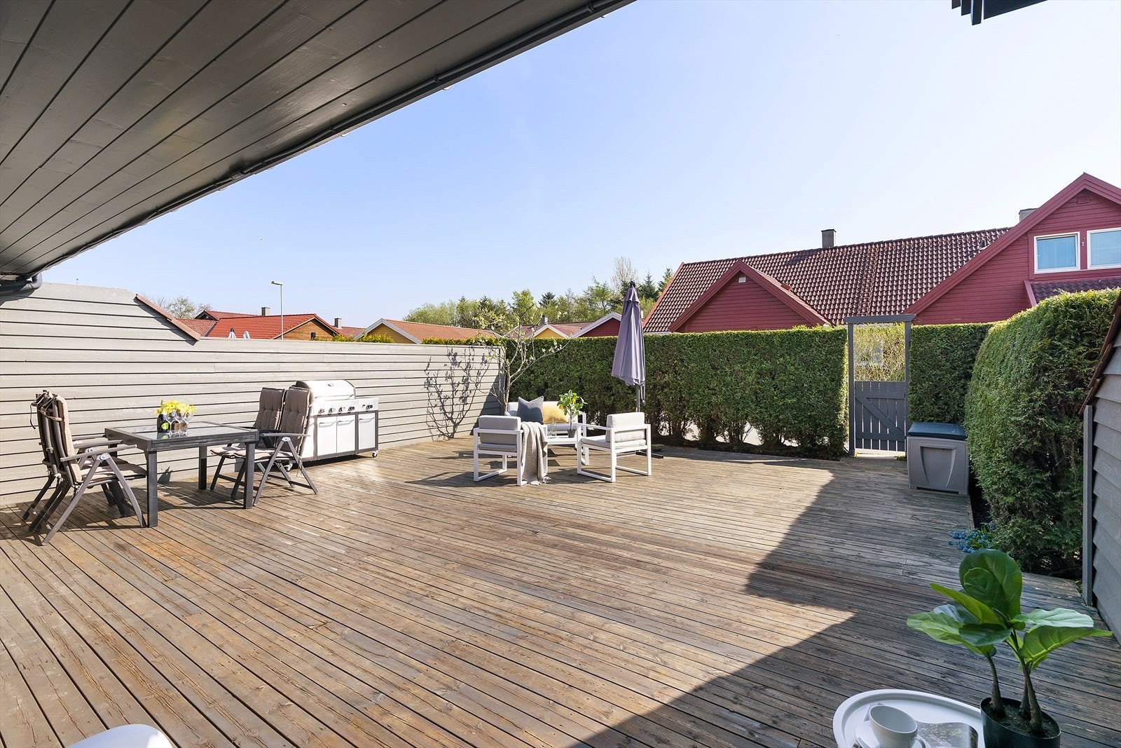 Svært stor terrasse, hekk og port ut mot veien. Bilde er fra forrige salg. Galleribilde