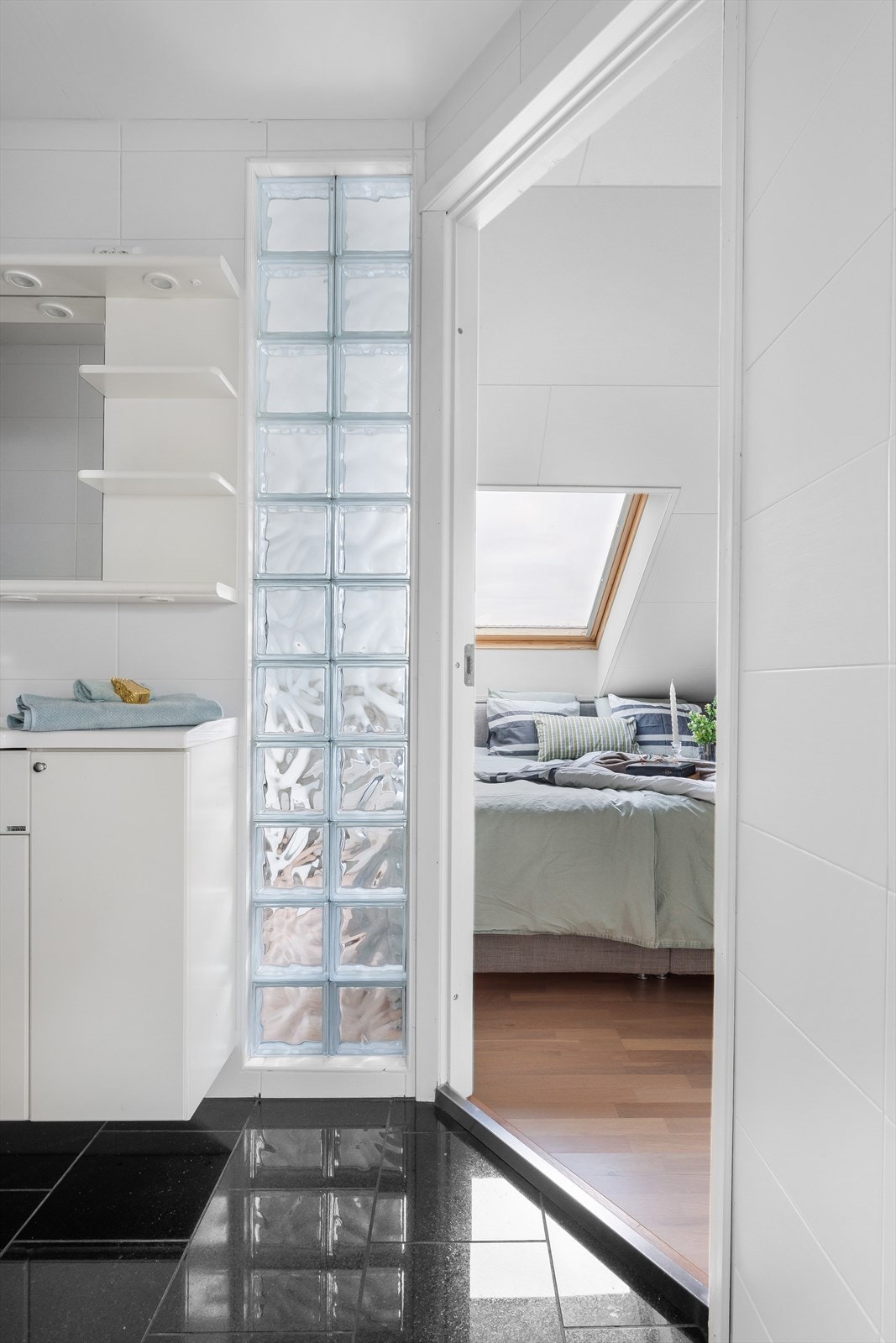 Direkte tilkomst fra bad til det ene soverommet i 2. etasje Galleribilde