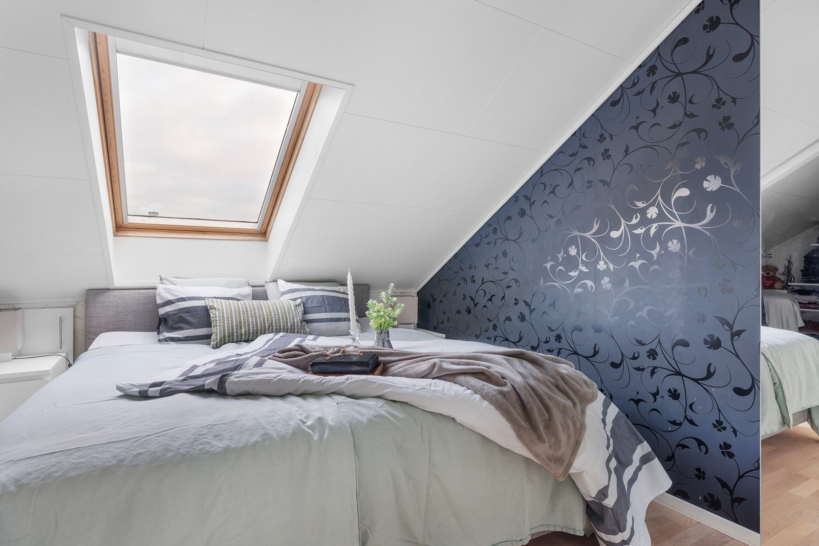 Soverom nr. 2 på loft. Tilgang til klesrom og lagring i kott Galleribilde