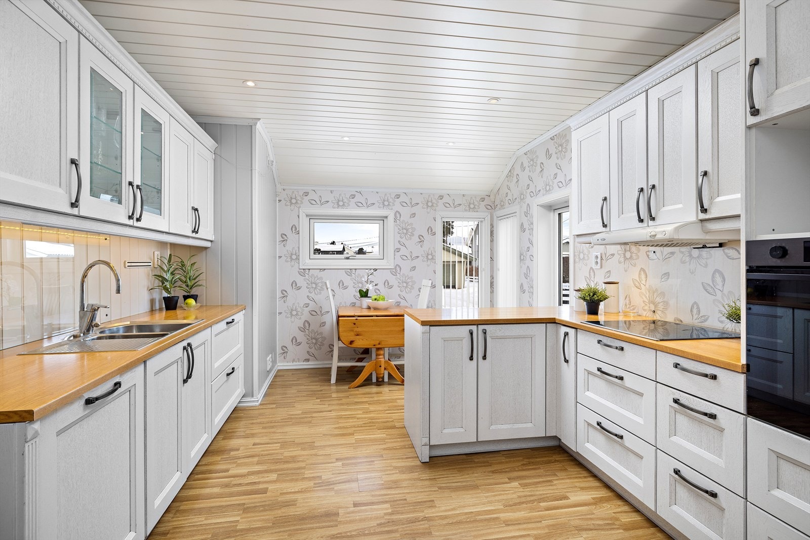 Kjøkkenet fra 2014 med plass til spisebord for den raske frokosten i hverdagen. Galleribilde