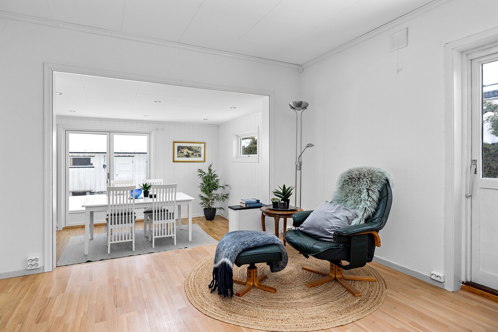 Spisestuen er en del av et tilbygg og har plass til langbord. Galleribilde