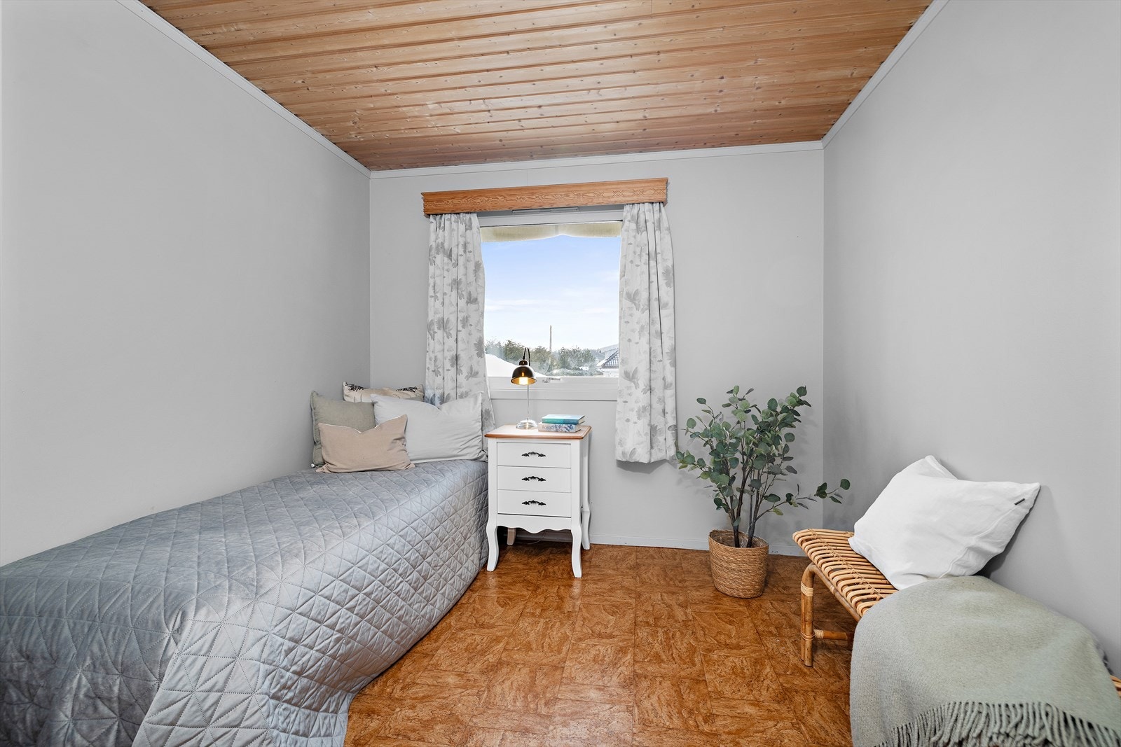 Soverom med plass til seng og skrivepult. Galleribilde