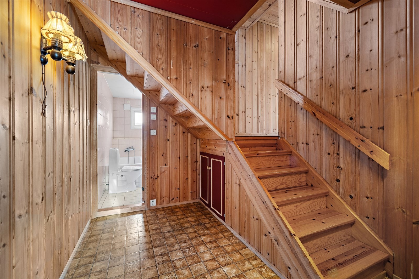 Trapp som leder ned til underetasjen. Galleribilde