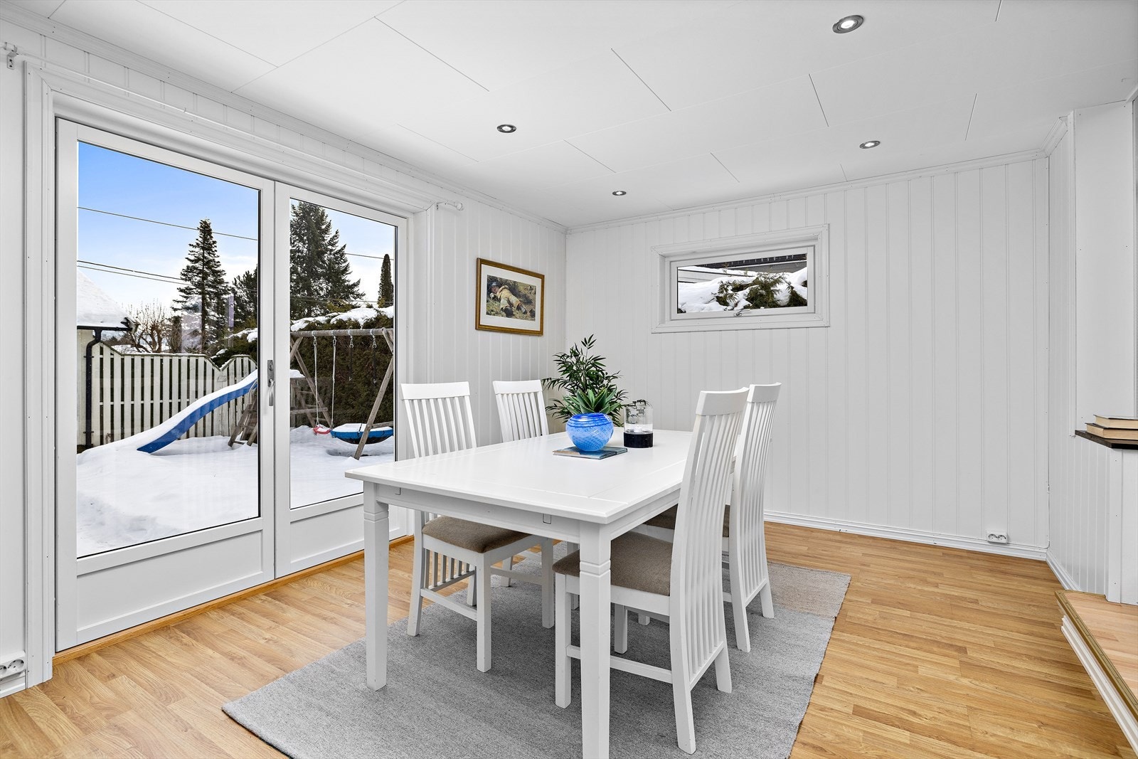 Dobbelfløyet terrassedør fra 2014 gir direkte utgang til hagen. Galleribilde